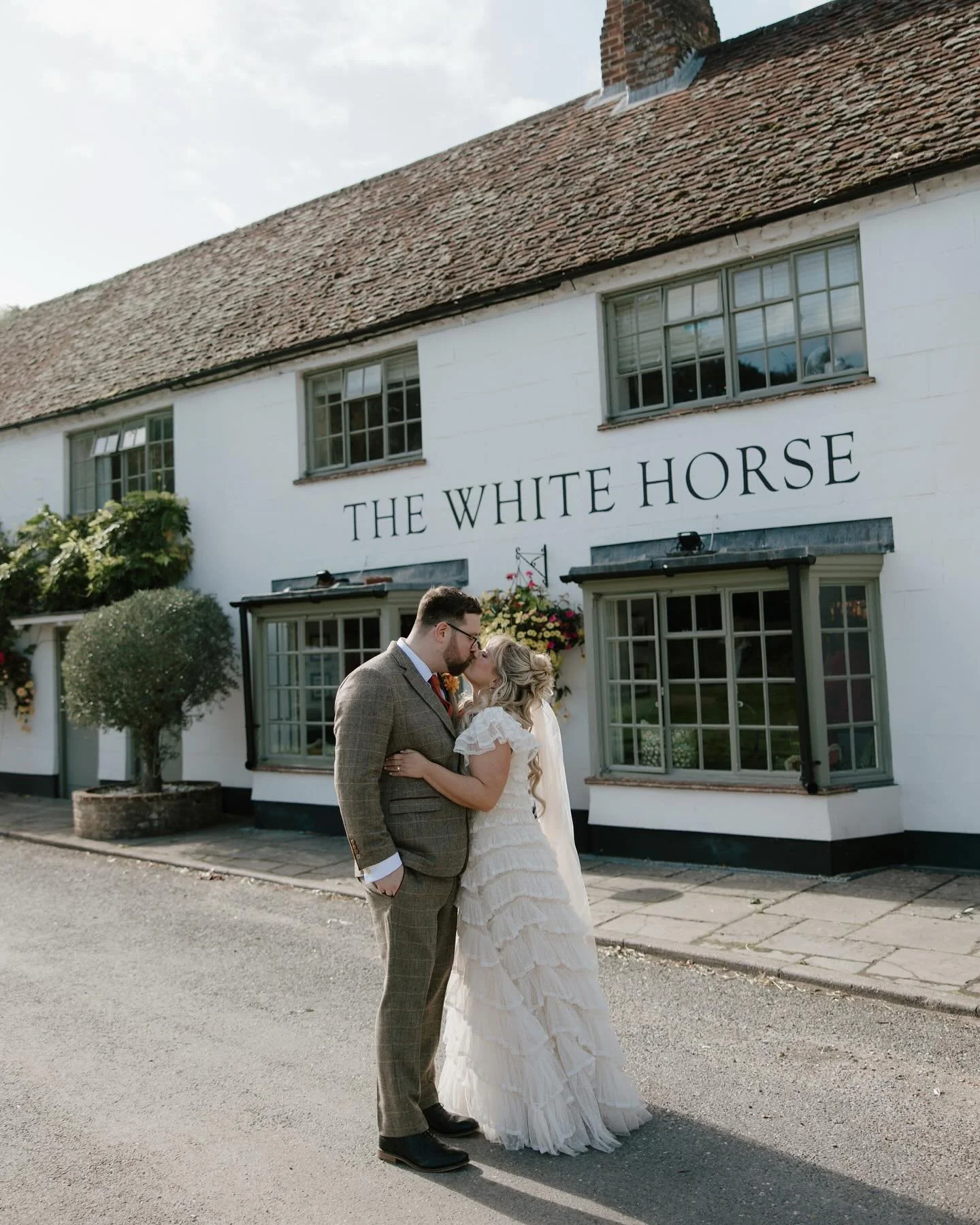 Sarah &amp; Adam 🪩✨
What a day for this incredible couple 💛 

Photography @nadinelorettaphotography 
Venue @thewhitehorsechilgrove 
Dress @needleandthreadlondon 
Flowers @gubbins.sussex 
Make up @graceoliviamakeupartist 
Hair @theartfulhairstylist