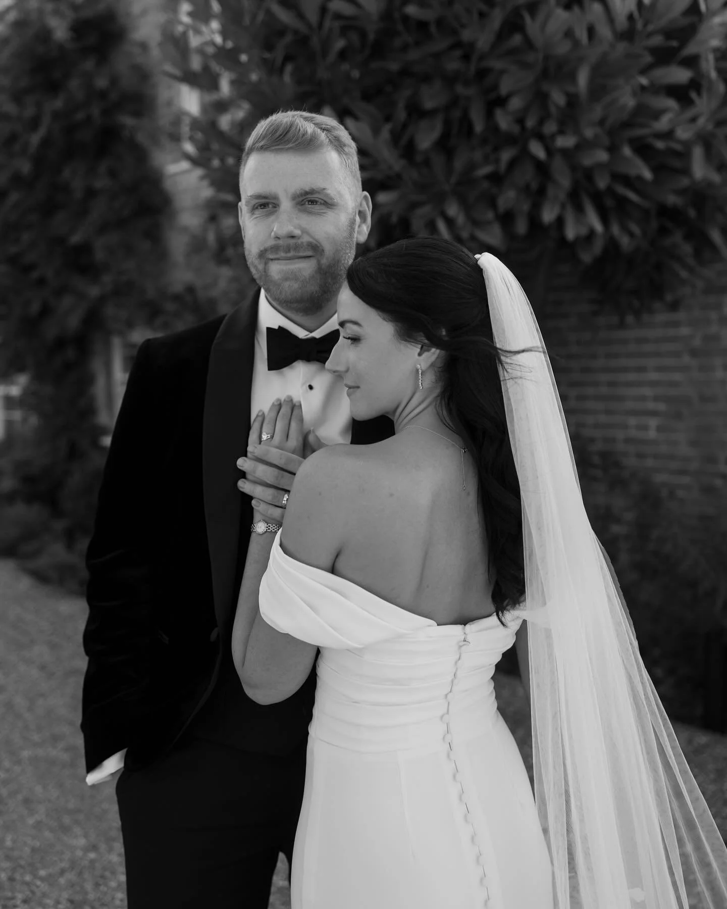 This gorgeous gallery went out yesterday 💕 everything about this day was just the best, the couple, the vibes, the light✨✨ Jess &amp; George thanks for having me capture your beaut of a day🫶🏼

//

Photography @nadinelorettaphotography 
Venue @syre