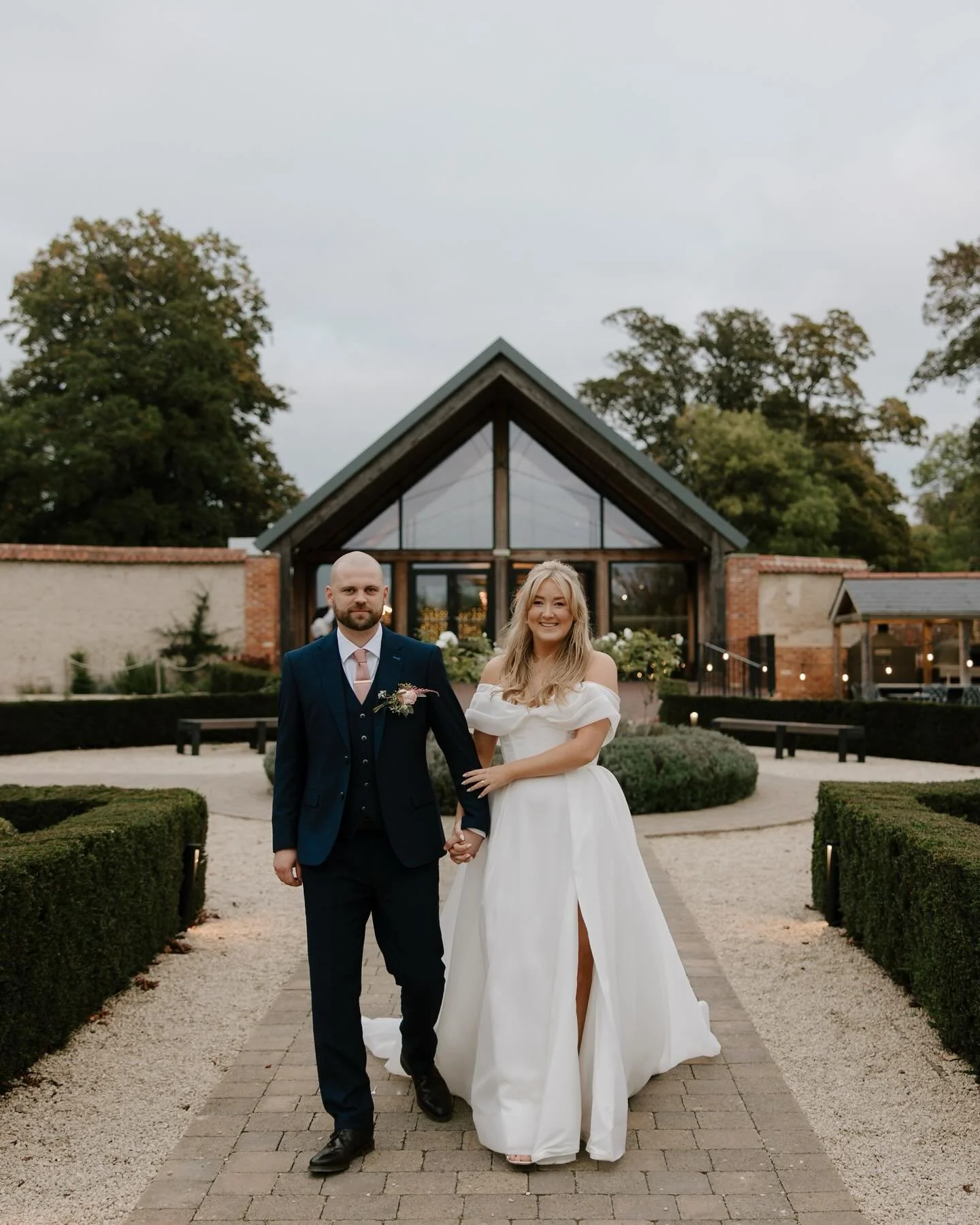 Kate & Jordan’s beautiful day at @syrencot 🤍 
Photography @nadinelorettaphotography 
Venue @syrencot 
Dress @oliveblossombridal 
Hair & Make up @izziebutlermakeup 
Flowers @hibiscus_and_hodge_flowers