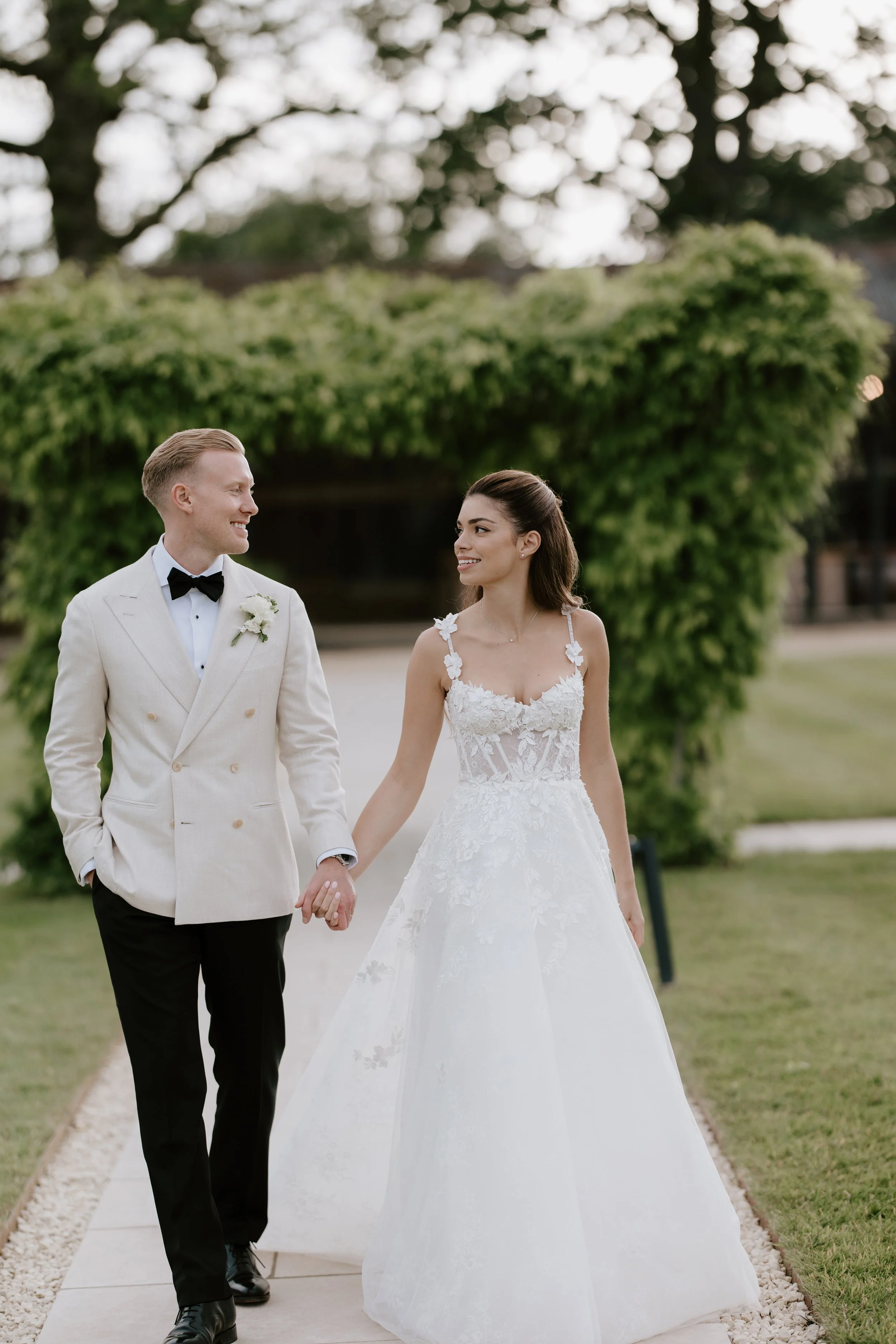 Amber &amp; James’ Elegant &amp; Editorial Silchester Farm Wedding 