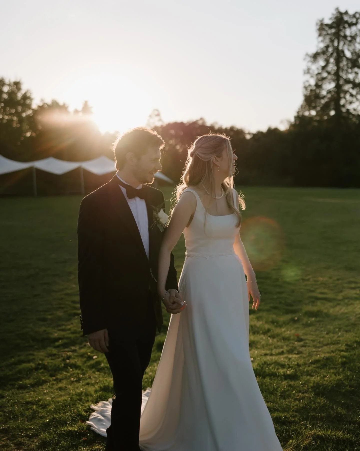 Beth &amp; Robert at golden hour✨
I will forever be obsessed with gorgeous light. You&rsquo;ll always find me chasing that golden sun on your wedding day waiting for the perfect moment for that magical glow. 

Taken associate shooting for @chloecaldw