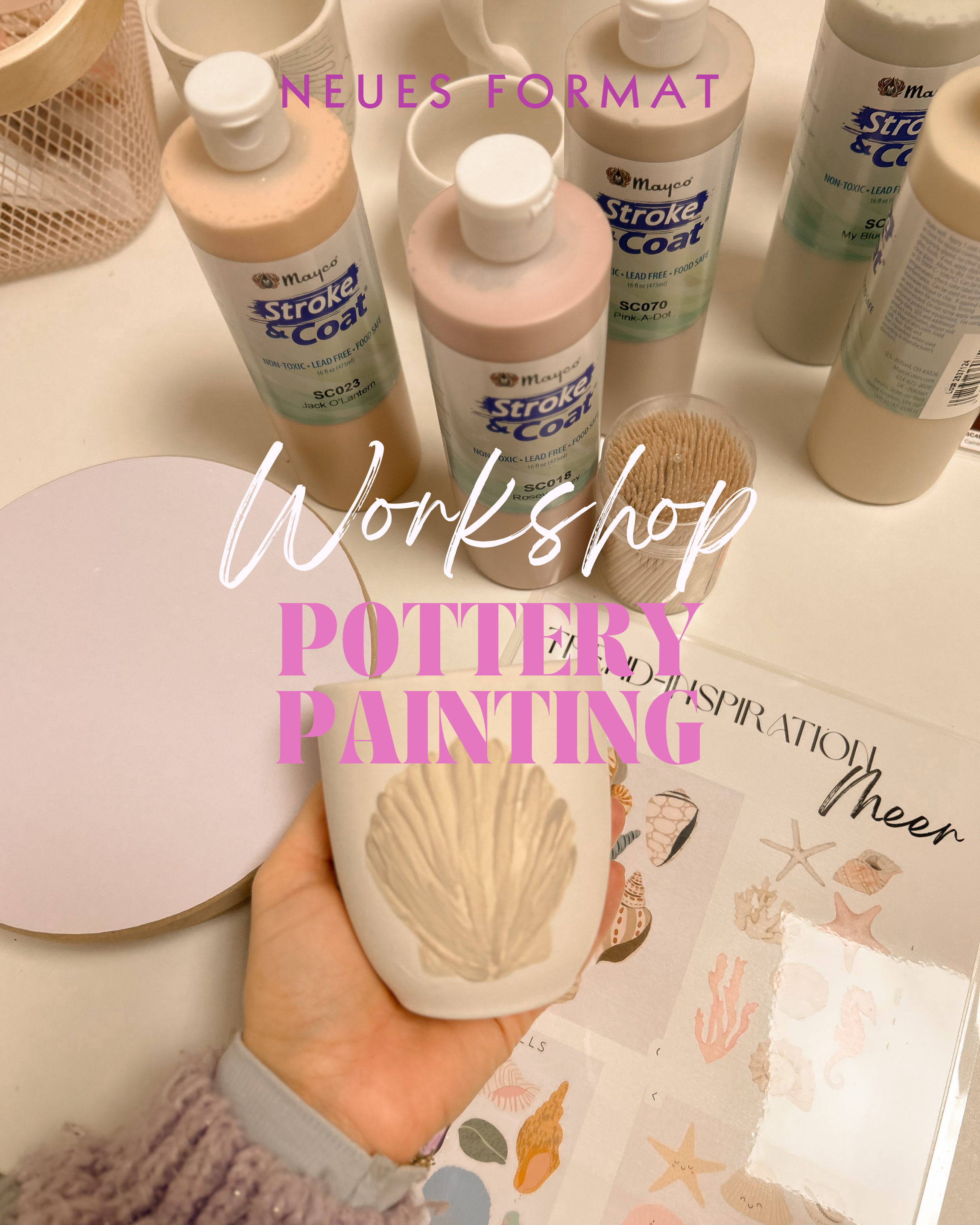 Pottory Malfarben, Lacke und Pinsel auf einem Tisch, mit Text auf dem Bild: 'Neues Format Workshop Pottery Painting', und eine Hand, die eine mit einer Muschel bemalte Tasse hält.