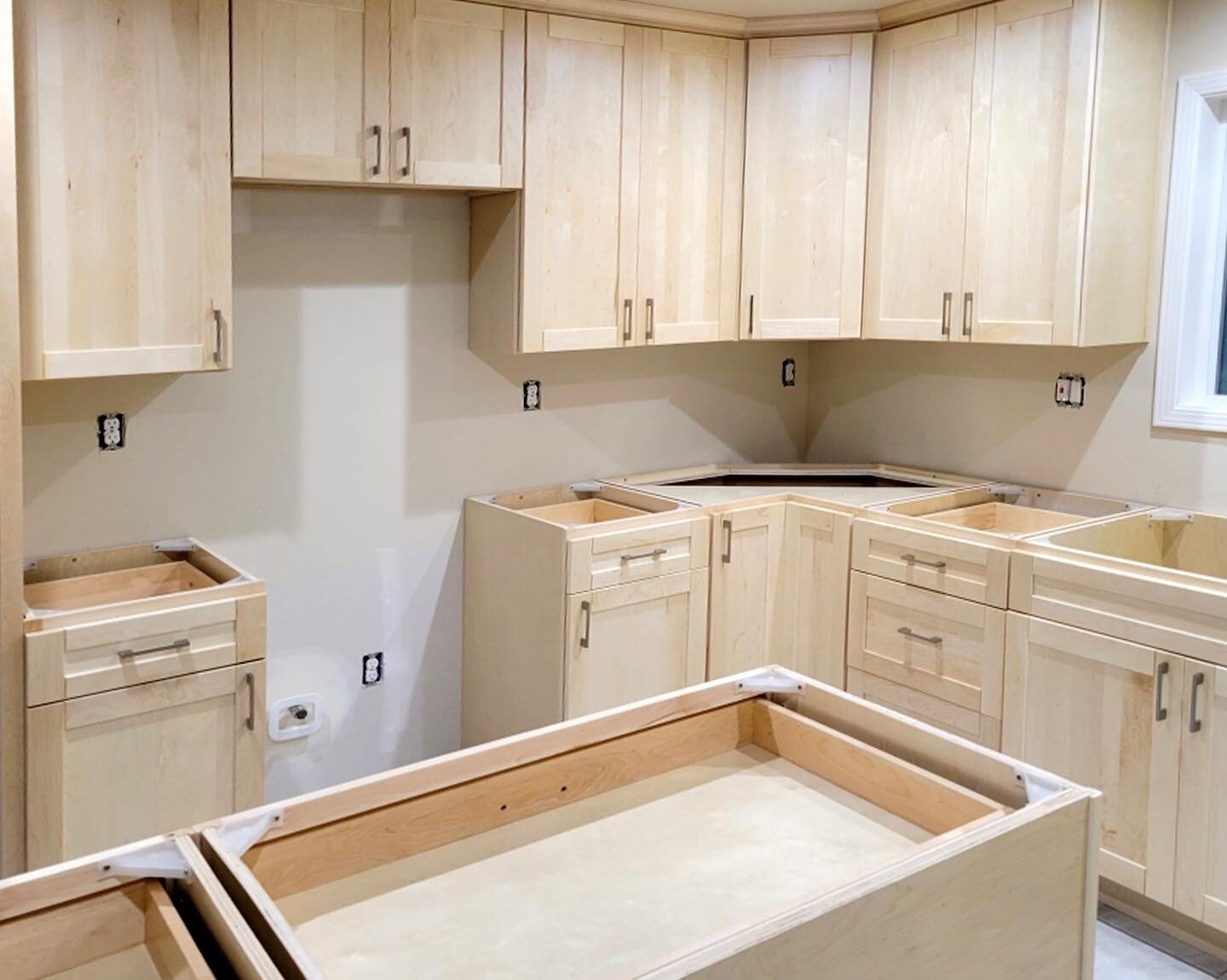 Client Work! 
____________

CABINET: Shaker Style in Natural Maple Finish 
HANDLES: Chrome Finish

Shaker Style also available in multiple finishes! 
____________

#intetiordesign #kitchendesign #showroom #kitchencabinets #shakercabinets #berensonhar