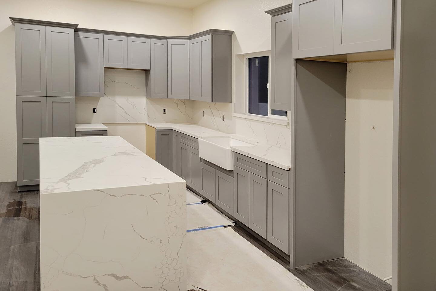 CABINET: Shaker Style in Light Grey Finish 
COUNTERTOP: Calacatta Gold
SINK: Farmhouse Sink 

Shaker Style also available in multiple finishes! 
____________

#intetiordesign #kitchendesign #showroom #kitchencabinets #shakercabinets #berensonhardware