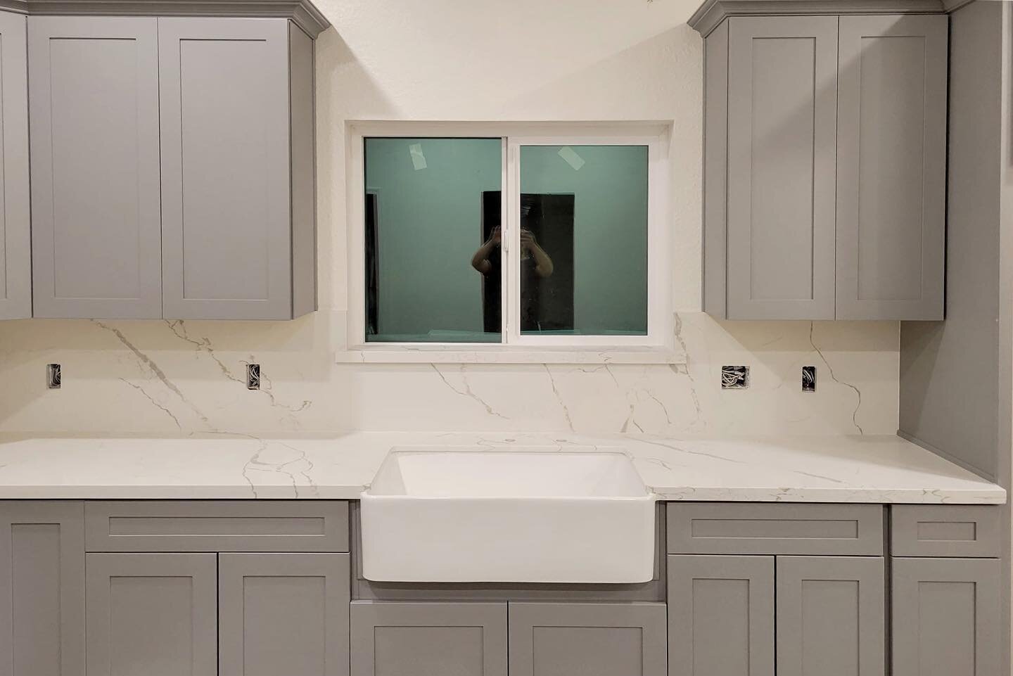 CABINET: Shaker Style in Light Grey Finish 
COUNTERTOP: Calacatta Gold
SINK: Farmhouse Sink 

Shaker Style also available in multiple finishes! 
____________

#intetiordesign #kitchendesign #showroom #kitchencabinets #shakercabinets #berensonhardware