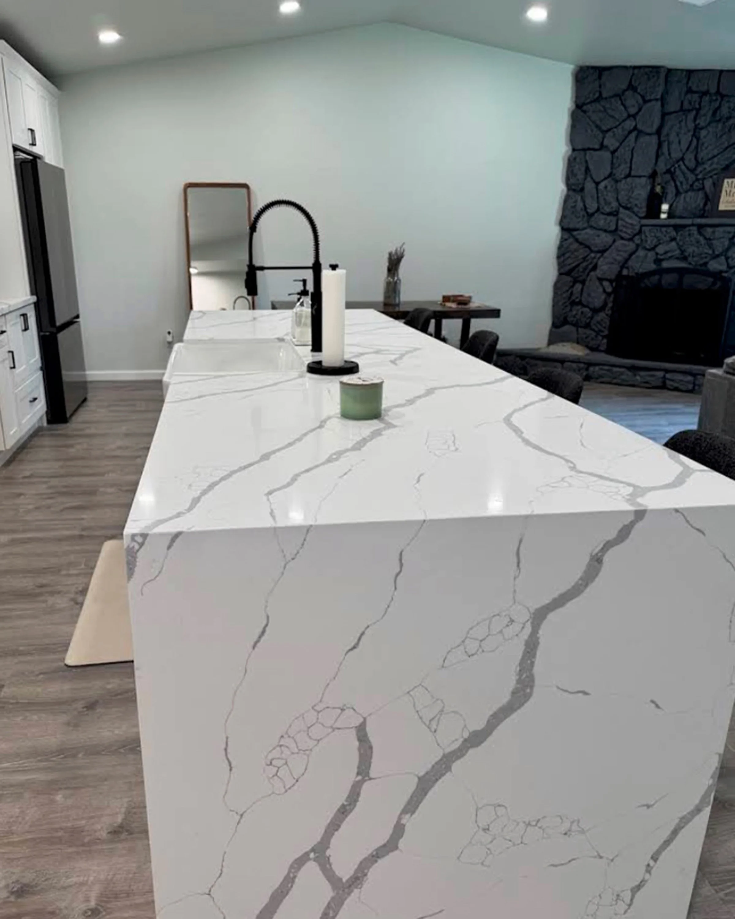 Cool White Shaker and Calacatta Flower 5.jpg