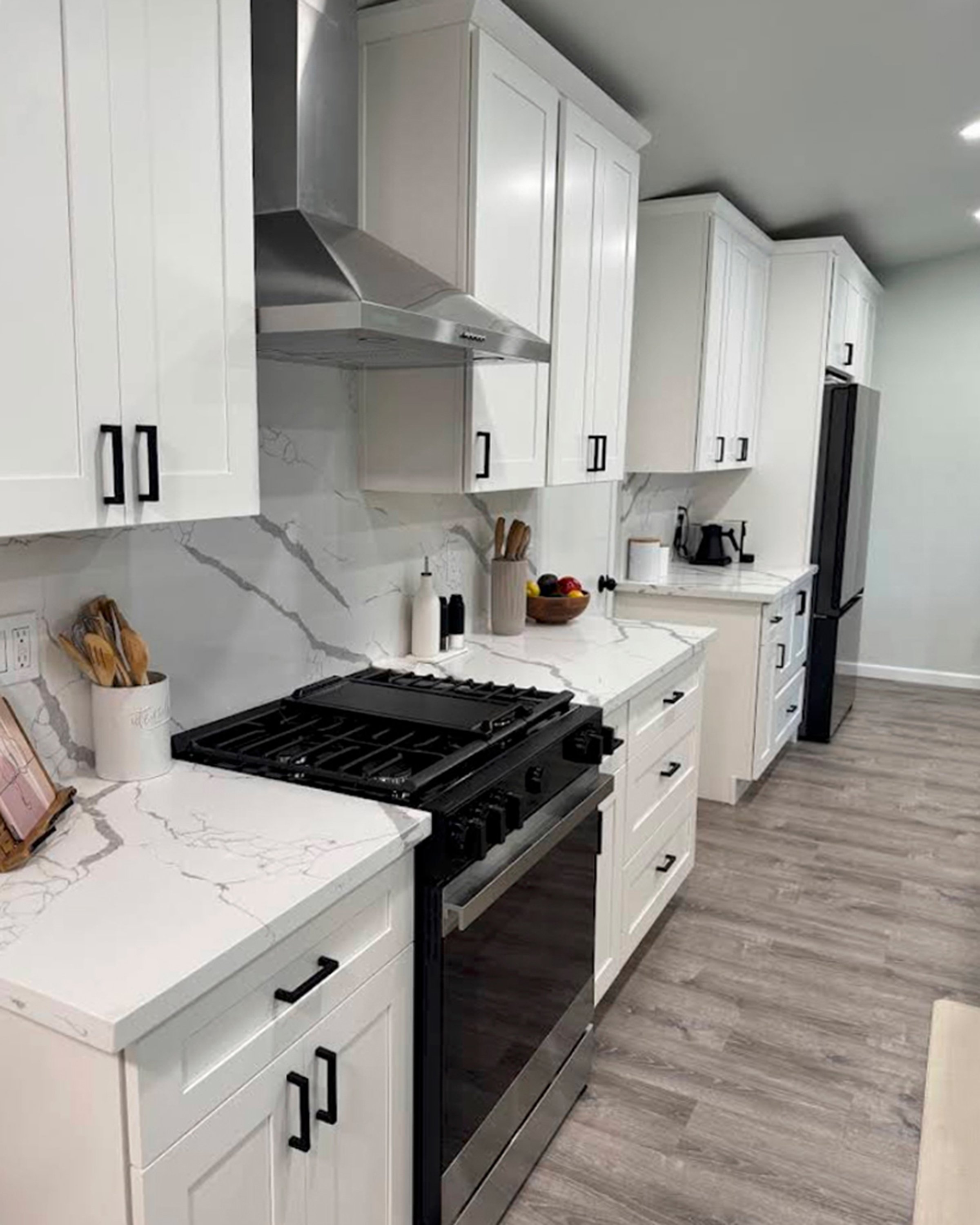 Cool White Shaker and Calacatta Flower 4.jpg