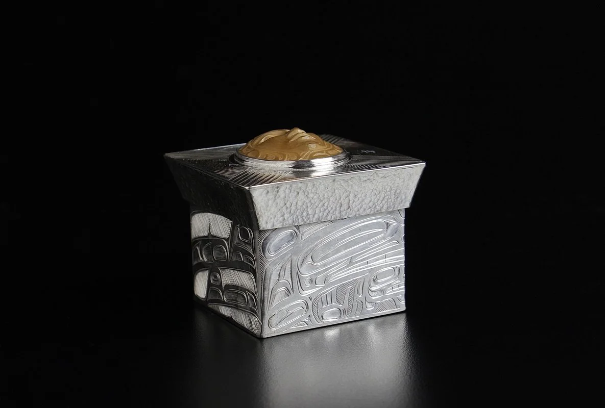 Sterling silver engraved box, for special commissions
View 4