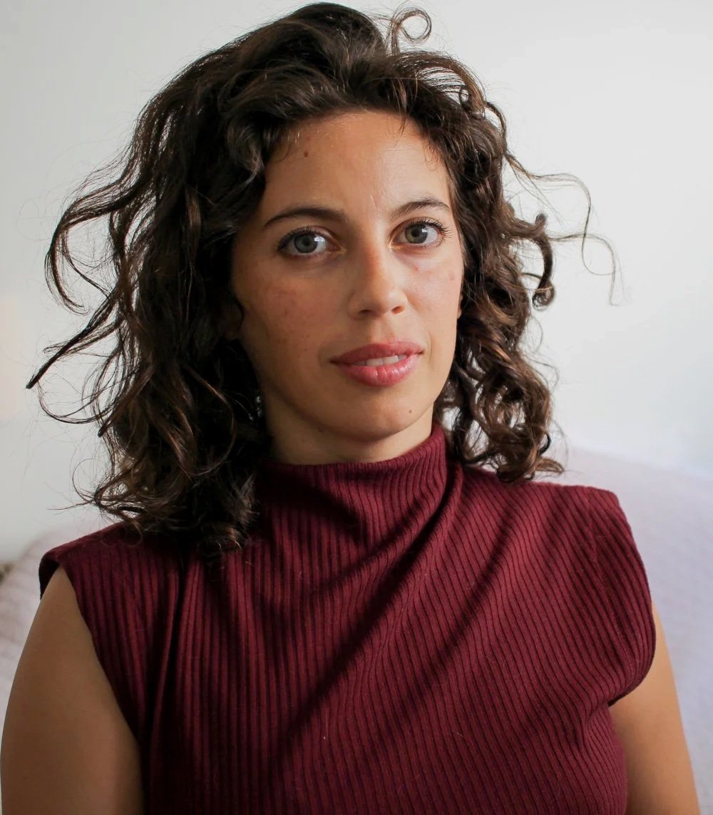 Retrato de Mayling con una camisa roja