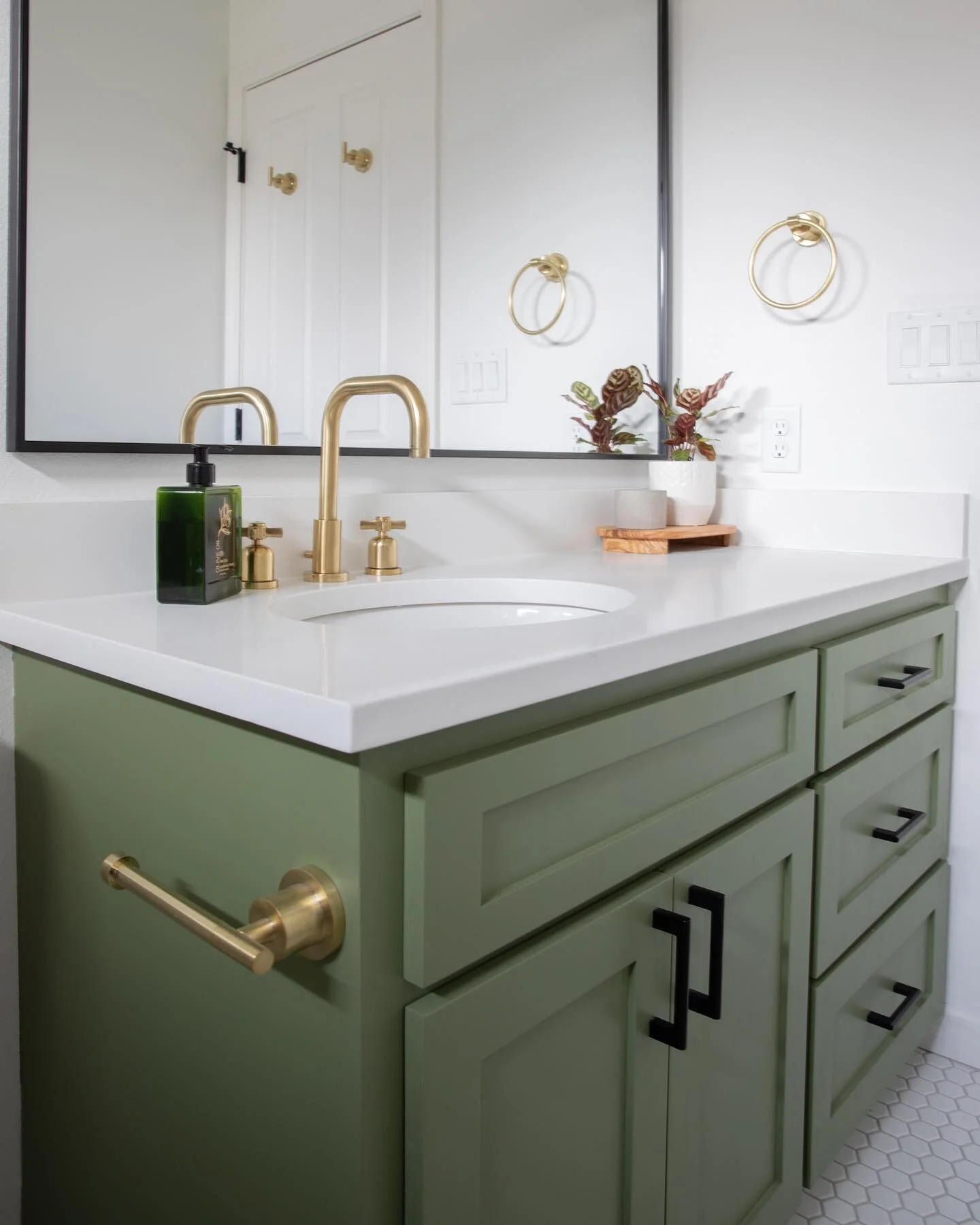 A relaxed and inviting guest bath that will ensure guests are here for a good time but most likely also a long time! #interiordesign #interiordesigner #interiordecor #interiordecorating #bathroom #bathrenovation #construction