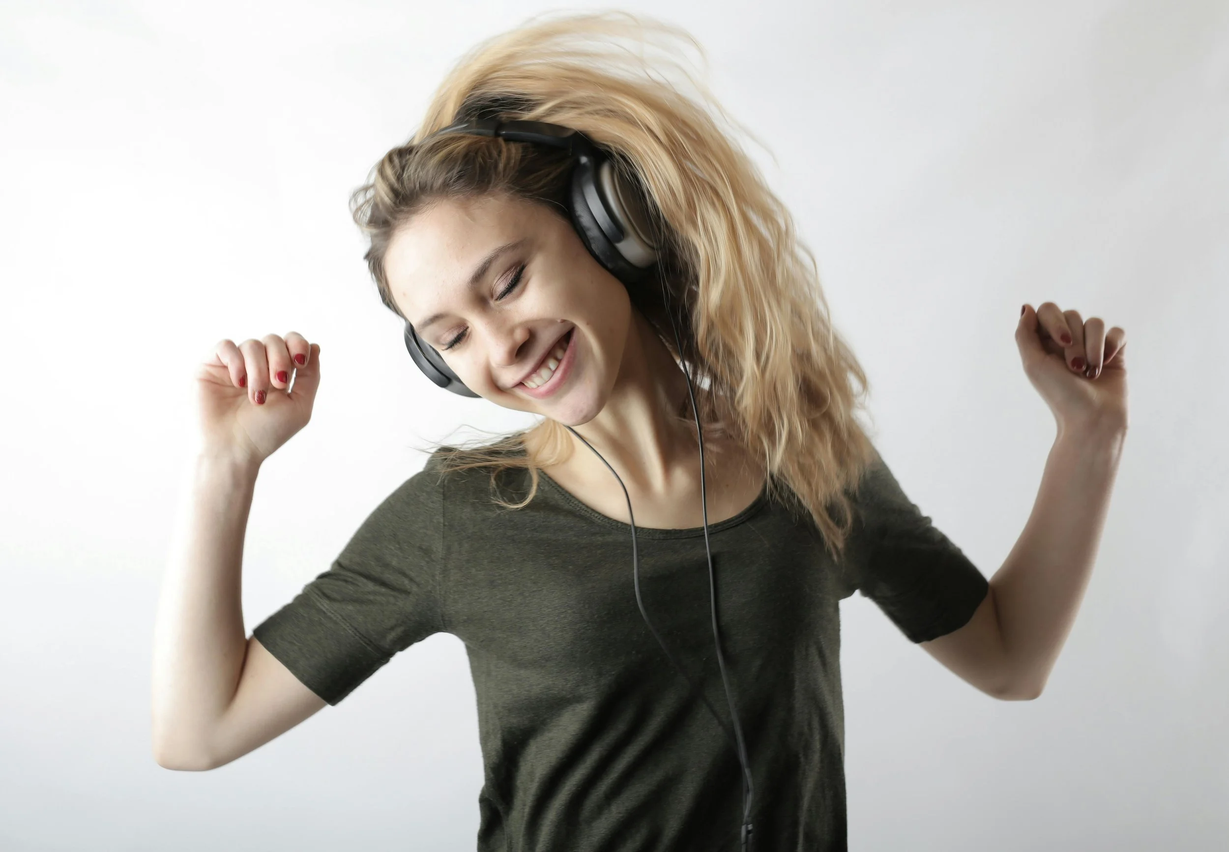 A client wears headphones and dances rhythmically as a form of movement to complement the work she is doing in EMDR therapy.