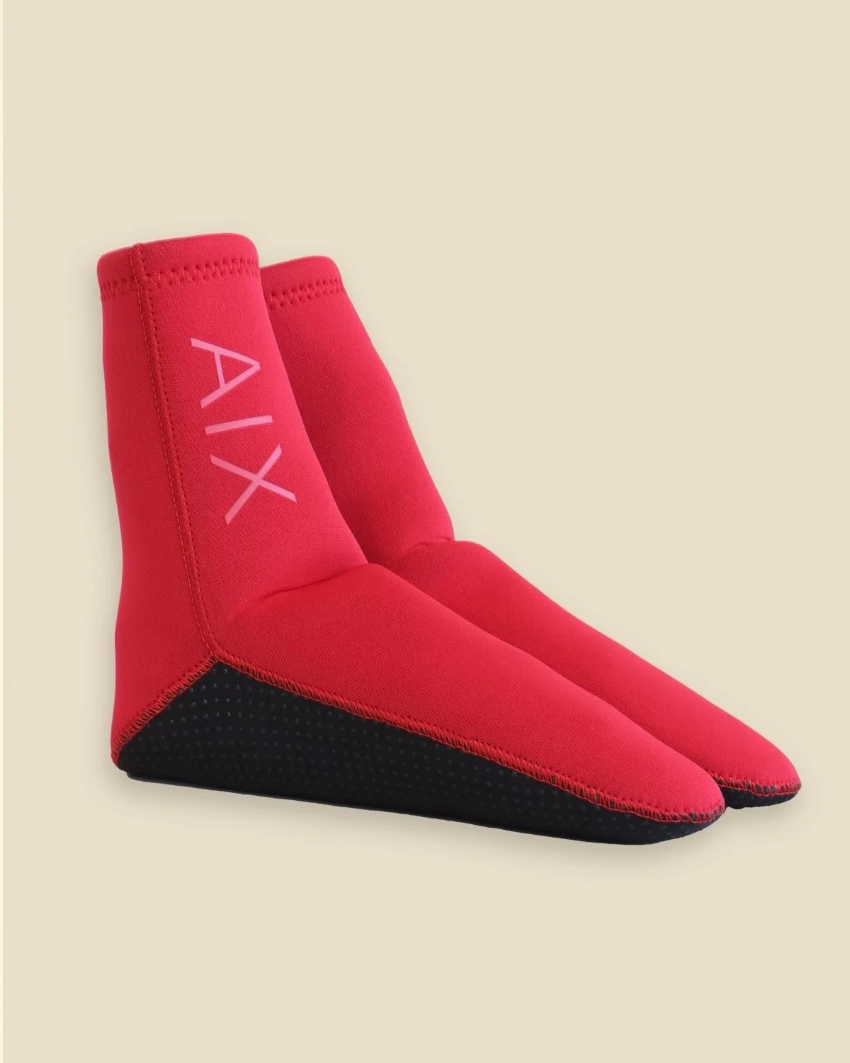 HEIDI er her! 

Si hei til v&aring;rt nye familiemedlem- nemlig isbadesokken HEIDI! ❤️🧦

Badesokken er et must &aring; bade med. Skarpe skjell, vonde steiner og kalde ankler? Da trenger du Heidi. 🧦❤️

Oppkalt etter v&aring;r flotte, hel&aring;rsbad