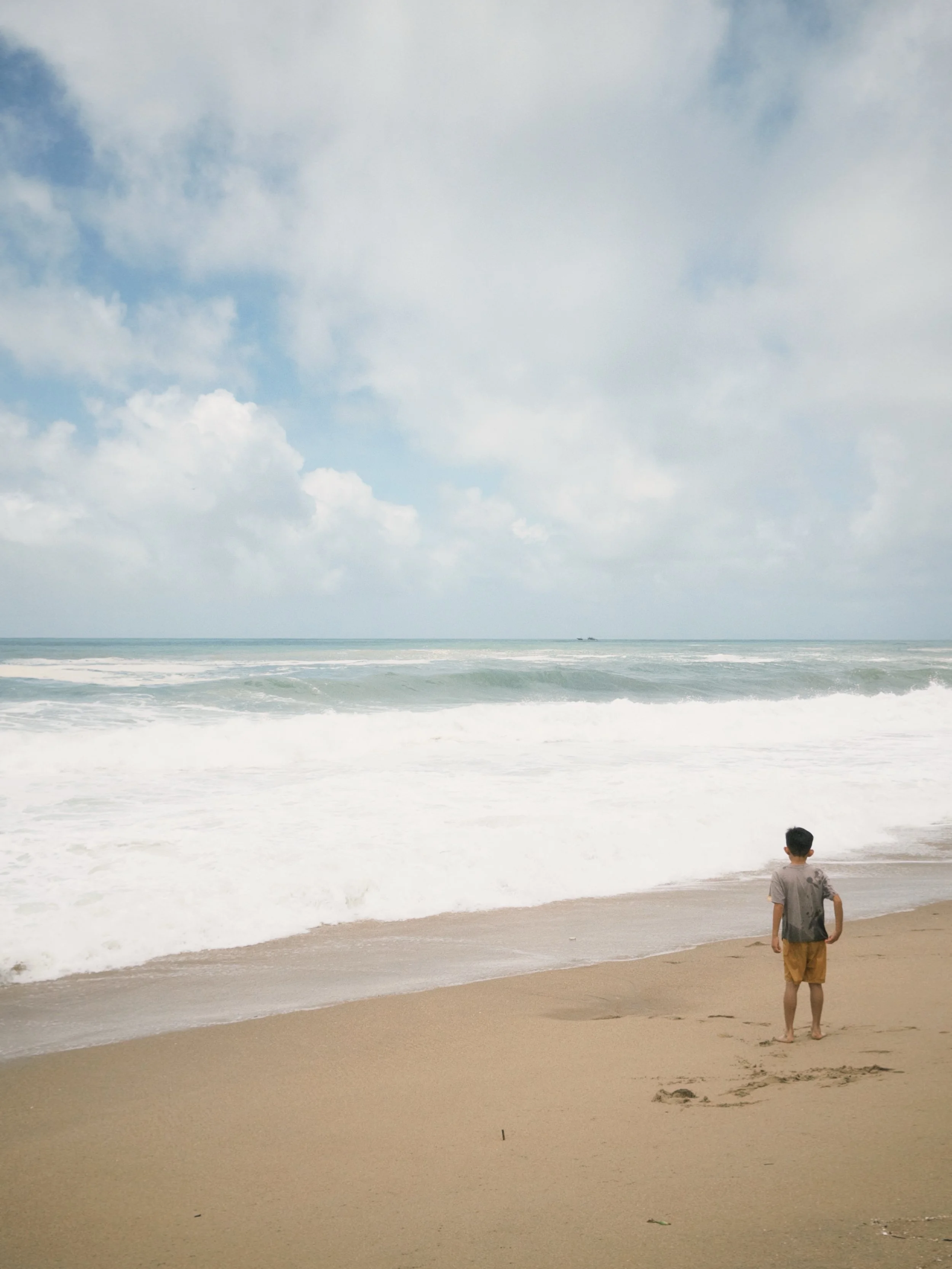 What&rsquo;s on the other side of the sea?

#beach #seaside #summering #vacaymode