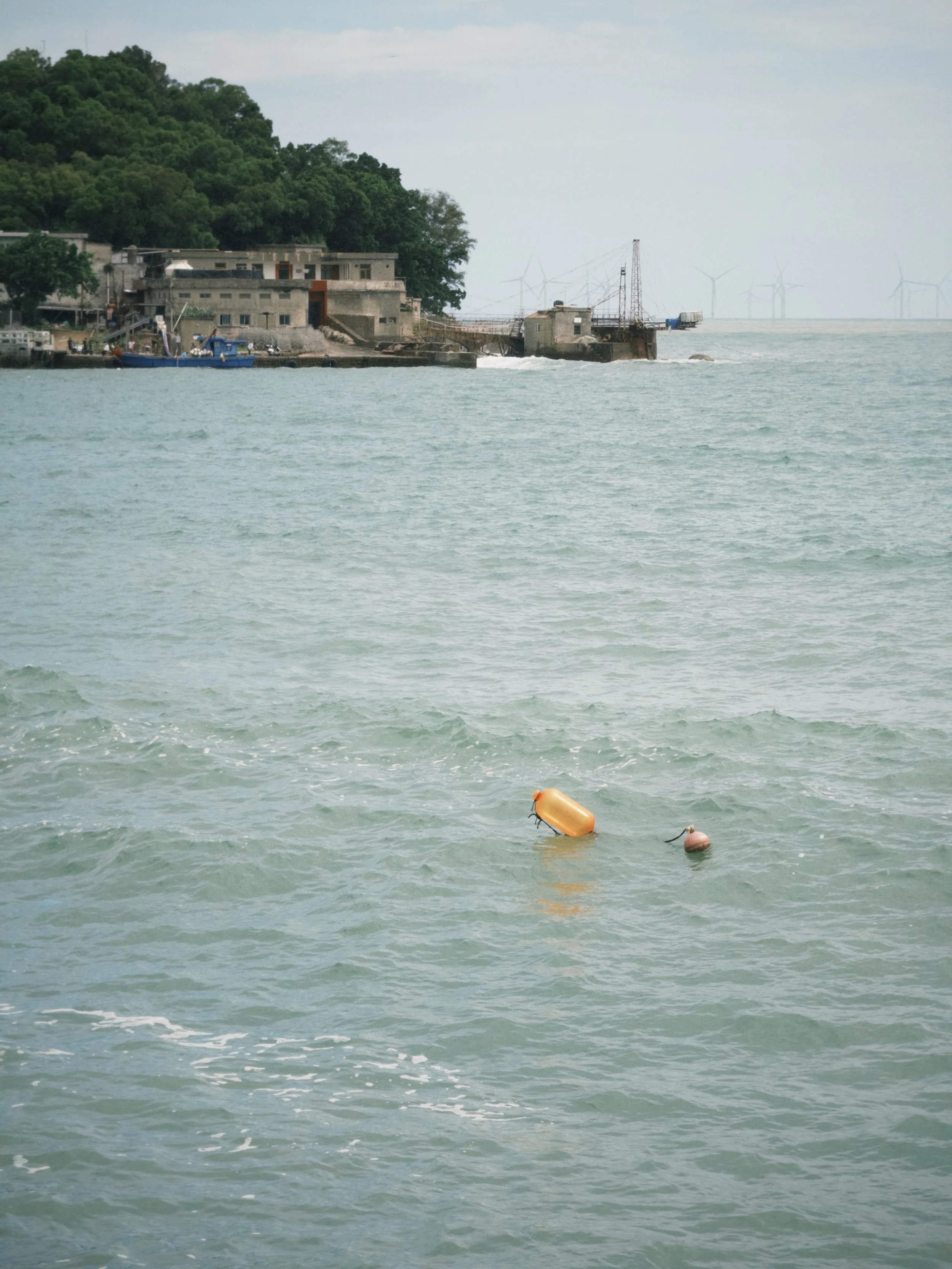 Leaving behind a sea with a mind of its own.

#chaoshan #shantou #seaside #summering #vacaymood