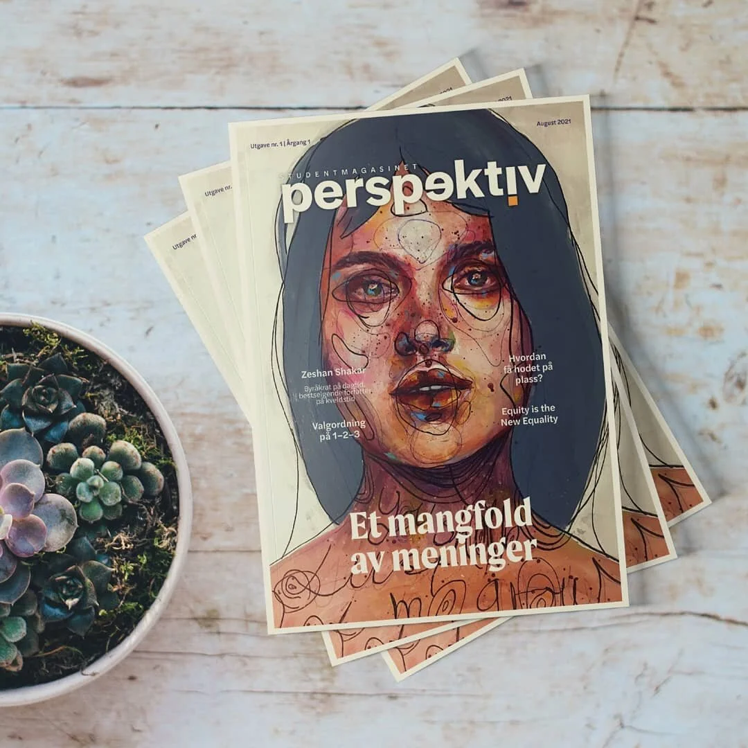 Verdens f&oslash;rste utgave av @perspektivmagasin er kommet fra trykken og ligger p&aring; alle &aring;tte USN-campus 🥳 Det har v&aelig;rt en GLEDE &aring; f&aring; v&aelig;re med p&aring; dette prosjektet, med et fantastisk team designere 🙌 Glede