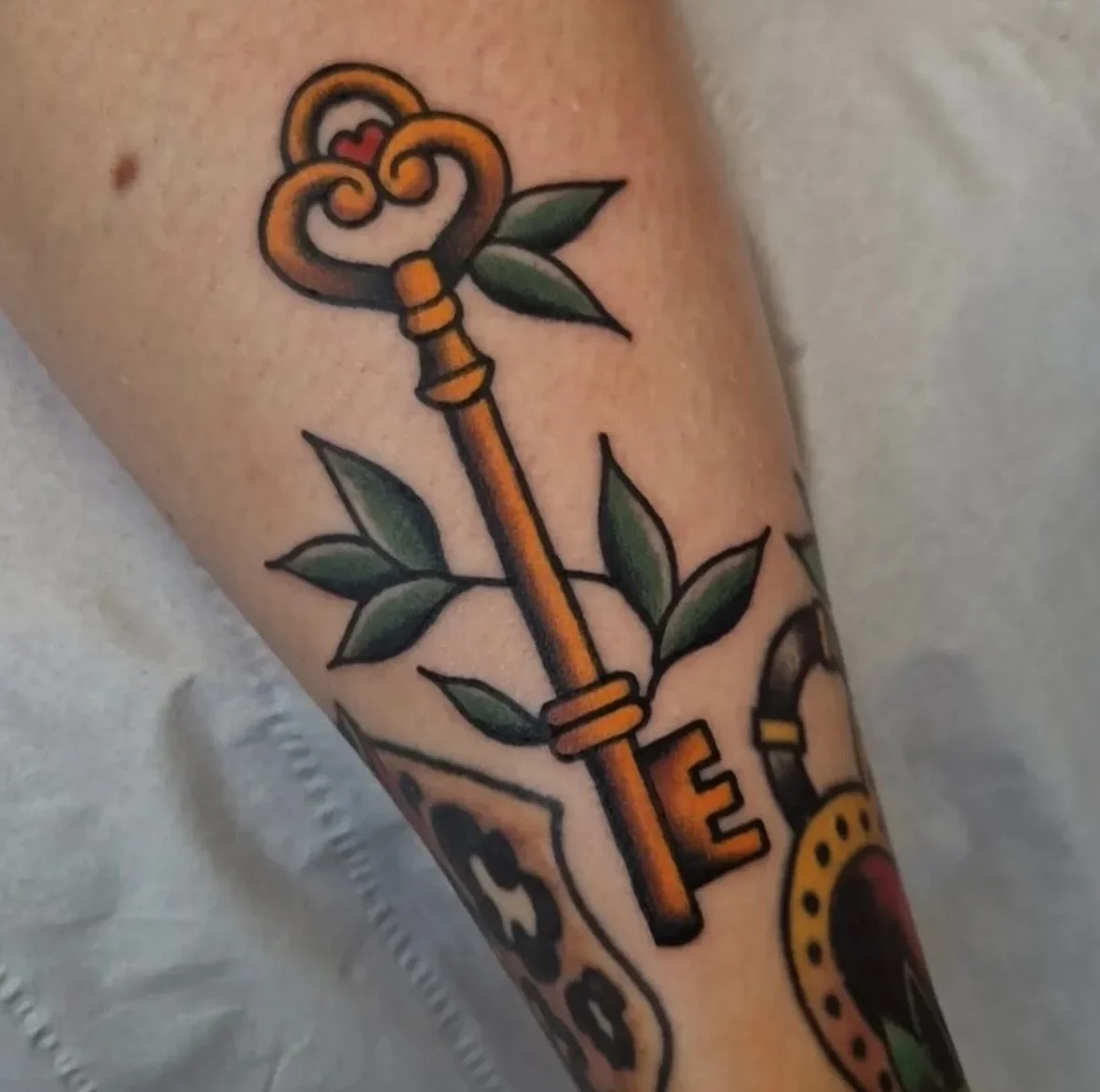 Cute key 🔑- Done by @goodlucktoni 

DM her if you&rsquo;d like to enquire about getting tattooed in 2026!

📍@wildhorsestattooco Wirral, UK
.
.
.
#wildhorsestattooco #wirraltattoo #liverpooltattoo #traditionaltattoo #uktattoo