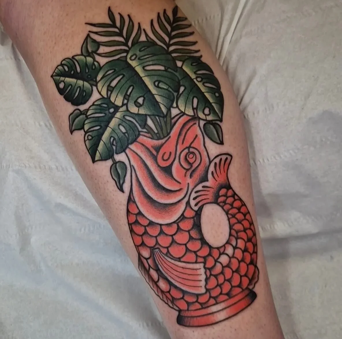 Gluggle Jug 🏺- Done by @goodlucktoni 

These can be done in various colours and with different flowers/leaves. Get in touch with Toni if you&rsquo;re interested in getting one!

📍@wildhorsestattooco Wirral, UK
.
.
.

#wildhorsestattooco #traditiona