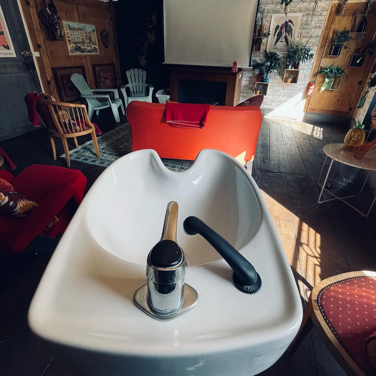 🇫🇷Dans notre salle de cin&eacute;ma, chaque si&egrave;ge est unique, diff&eacute;rent designs, diff&eacute;rentes &eacute;poques&hellip;
🇬🇧In our movie room, each seat is unique, different design, different periods&hellip; 

#cinema #movieroom #c