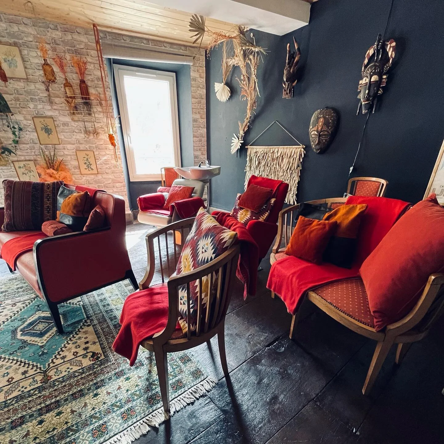 🇫🇷Le cin&eacute;ma c&rsquo;est avant tout une d&eacute;co de souvenirs de famille et de voyages, il y a de la place pour tous les convives dans ce m&eacute;lange &eacute;clectique.
🇬🇧The movie room is most of all decorated with family memorabilia