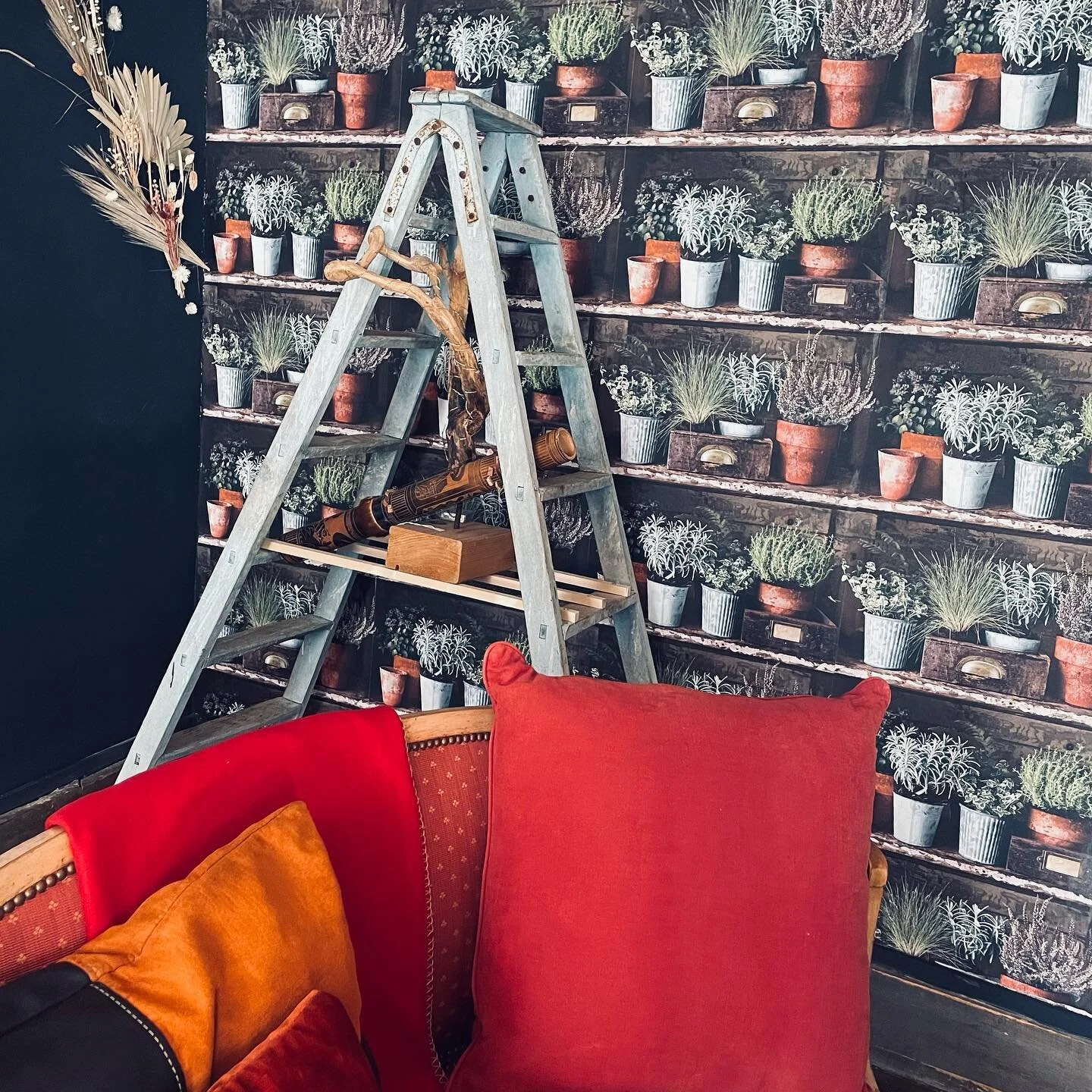 🇫🇷Pour finir, c&rsquo;est un coin plein de coussins, de plaids, d&rsquo;un vrai feu de chemin&eacute;e sous l&rsquo;&eacute;cran. Tout pour passer une soir&eacute;e tranquille.
🇬🇧 To sum it up, it&rsquo;s a room full of cushions, plaids, and a wo