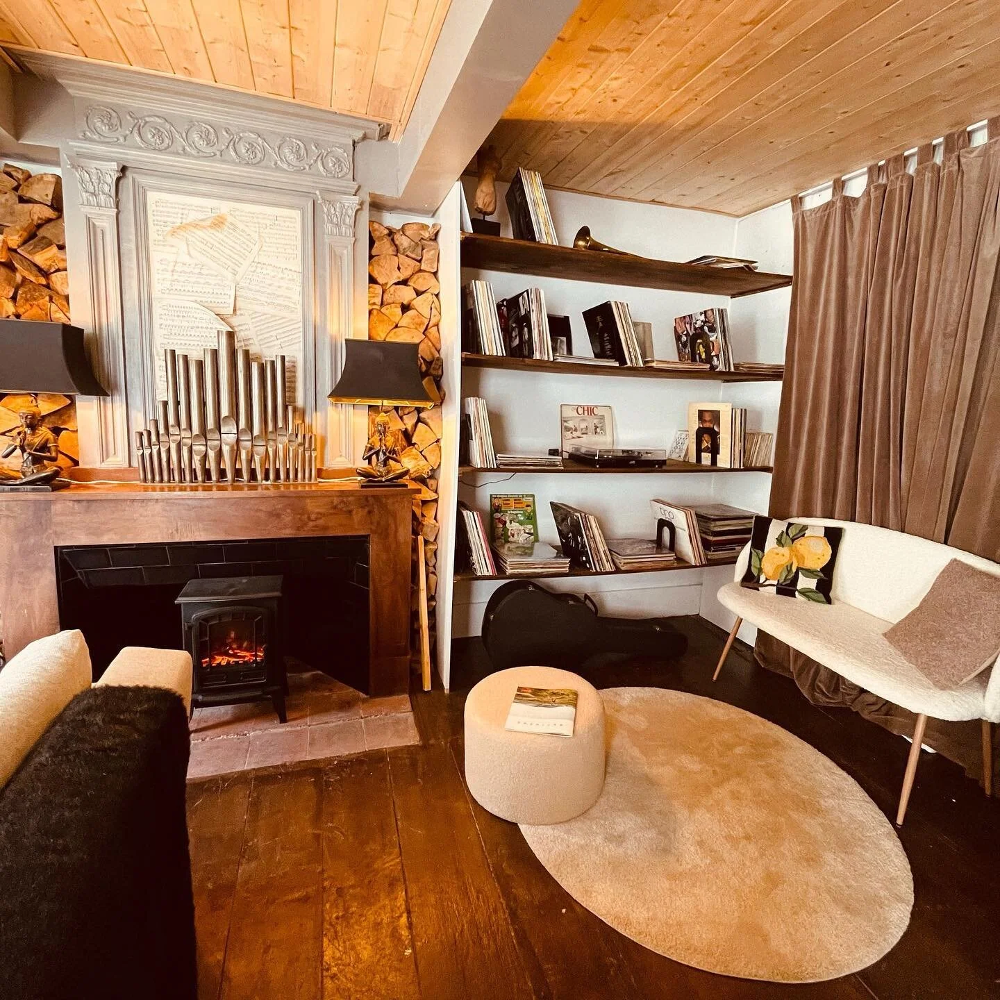 🇫🇷C&rsquo;est quand on a un temps comme hier que nos pi&egrave;ces de vie sont parfaites ! 
Le salon vinyles vous attend pour un moment de d&eacute;tente musicale. 
🇬🇧It&rsquo;s on a rainy day like yesterday that the common rooms are best to use 