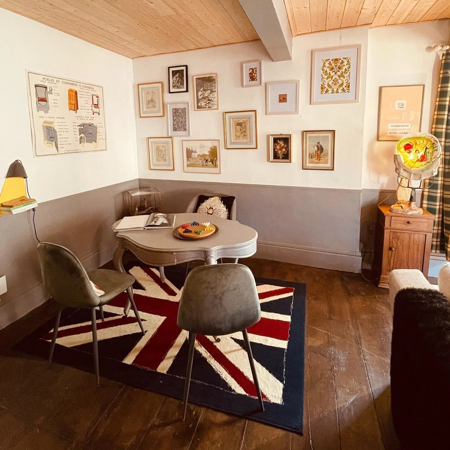 🇫🇷Dans cette m&ecirc;me pi&egrave;ce vous trouverez le meilleur bureau pour du t&eacute;l&eacute;travail ! Wifi, prises, joli fond pour de la visio, confort d&rsquo;assise et calme&hellip; tout y est. 
🇬🇧In the same room, you&rsquo;ll find the be