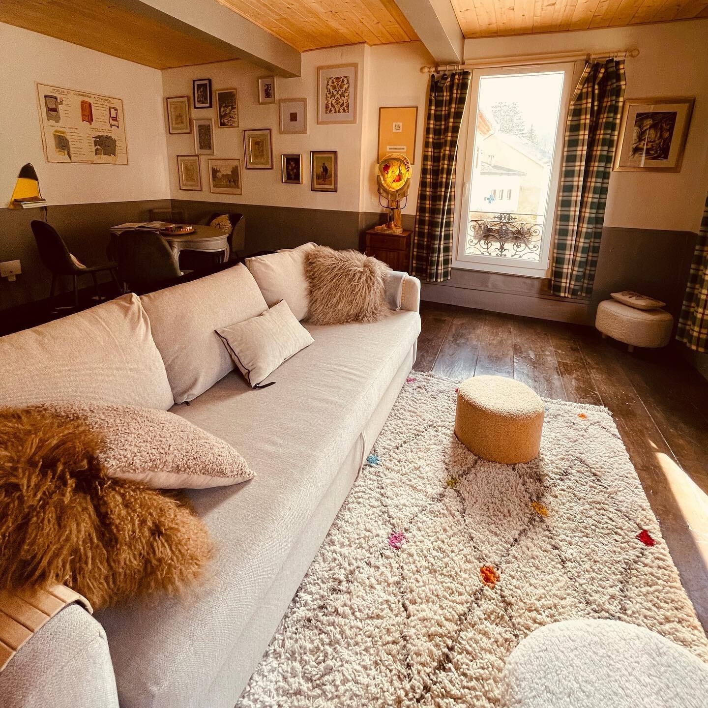 🇫🇷La biblioth&egrave;que est une pi&egrave;ce que nos clients aiment particuli&egrave;rement. Un canap&eacute; XXL avec une multitude de coussins pour se pr&eacute;lasser et lire en toute tranquillit&eacute;. 
🇬🇧The library is already a winner to
