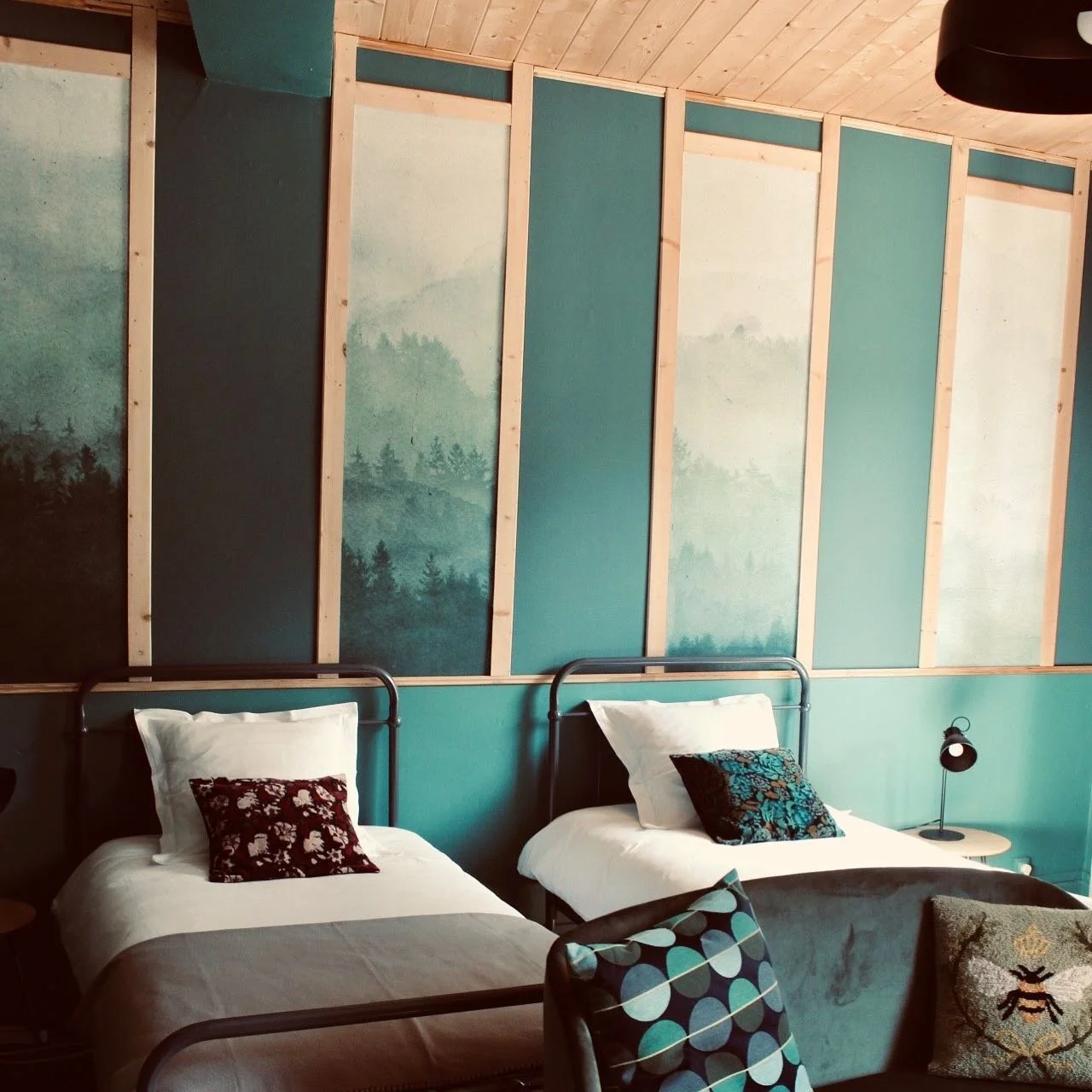 🇫🇷La piste verte&hellip; cette grande et belle chambre monochrome est d&eacute;sormais disponible au choix : deux lits simples en 90cm ou un queen size en 180cm. 
🇬🇧The green slope&hellip; This beautiful and large bedroom in monochromatic tones i