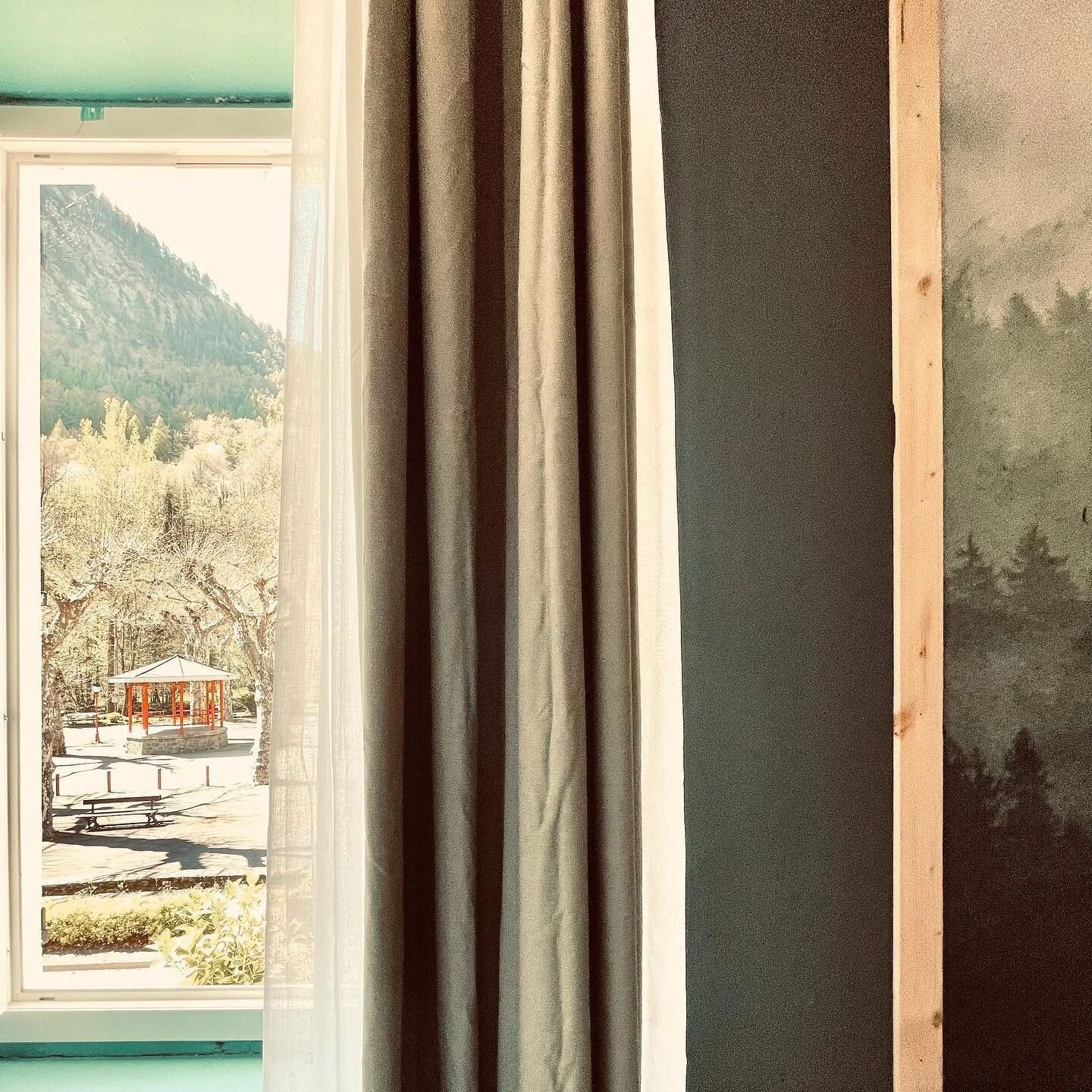 🇫🇷 Dans cette Piste Verte, vous aurez de somptueuses vues sur la montagne environnante, qui continue presque sur le panoramique de la chambre ! 
🇬🇧 In the Green Slope bedroom, you&rsquo;ll have astonishing views of the surrounding mountains, whic
