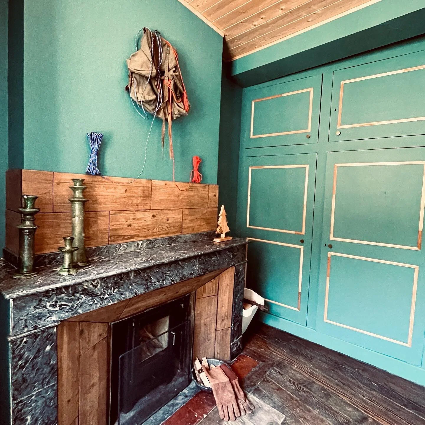 🇫🇷 Il reste encore quelques nuits fra&icirc;ches pour profiter de sa chemin&eacute;e, et regarder les flammes danser une fois au lit. 
🇬🇧 There are still a few cold nights ahead of us, so can still light up the fireplace and watch the flames danc