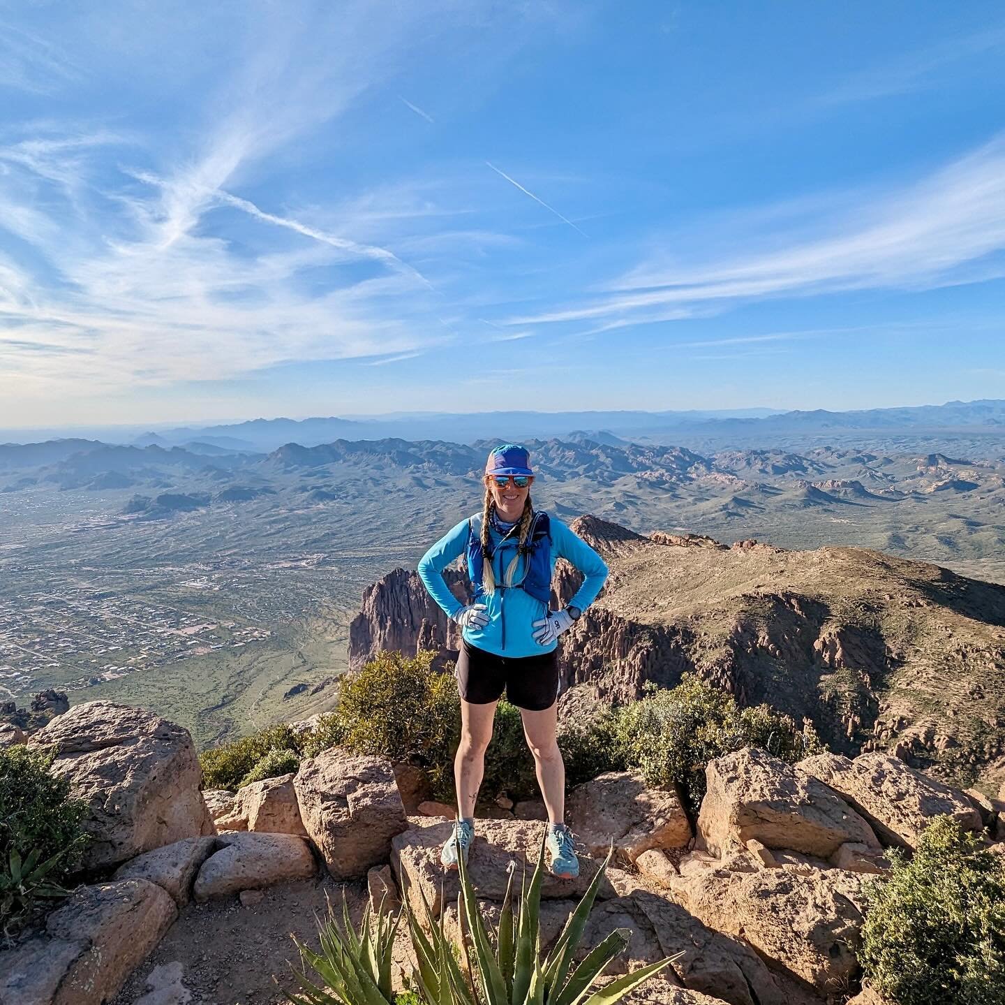 Life lately&hellip;.
Steep hikes that scared the shit outta me. 🏜️
Good company. 🥰
Sunsets. 🌄
Rainbows. 🌈
Flowers. 🌼
&hellip; with a ghost town as home base for the past month&hellip; 👻 

Heading north soon, but sure have enjoyed my desert wint