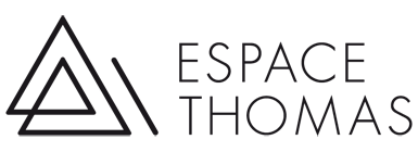 Logo de l'Espace Thomas, avec des triangles noirs et le nom en texte noir.