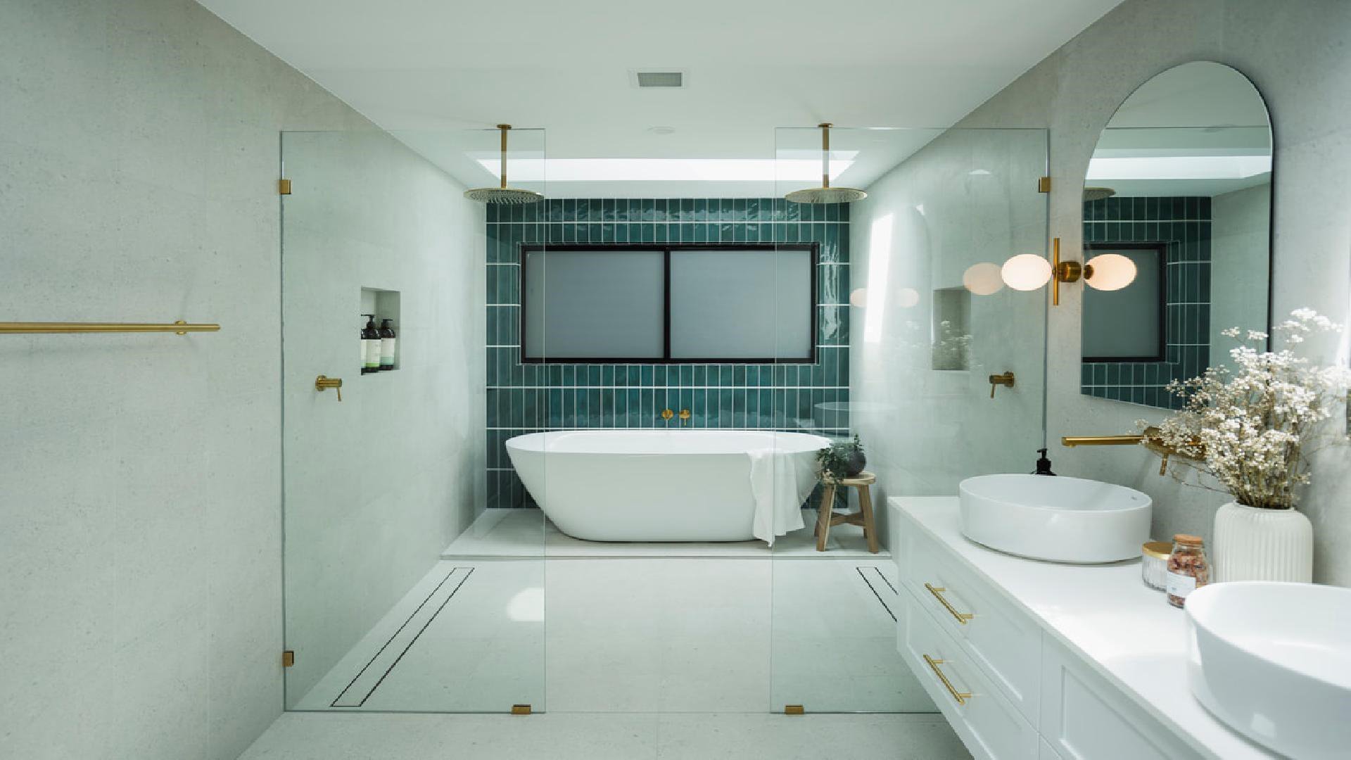 Shared bathroom - Luxe Queen Rooms