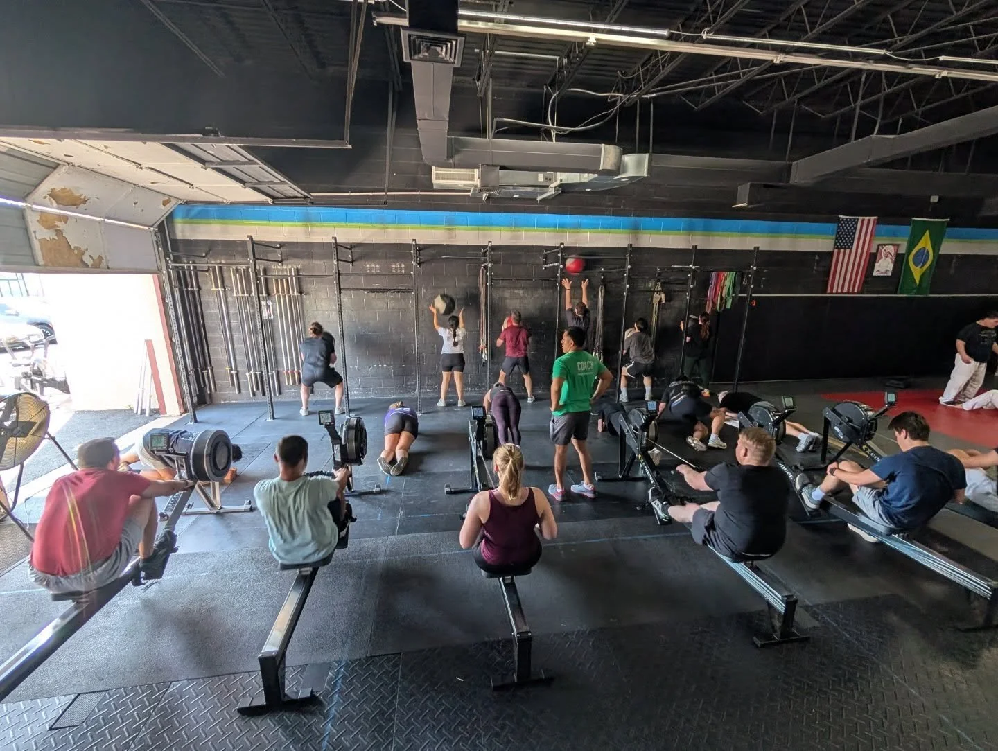 Full house today with the MC Dean crew in the gym! 💙💚
Nothing beats the energy of a packed floor, especially when we get to break down the basics for a new group. We spent the session dialing in deadlift mechanics and finished things off with a tea