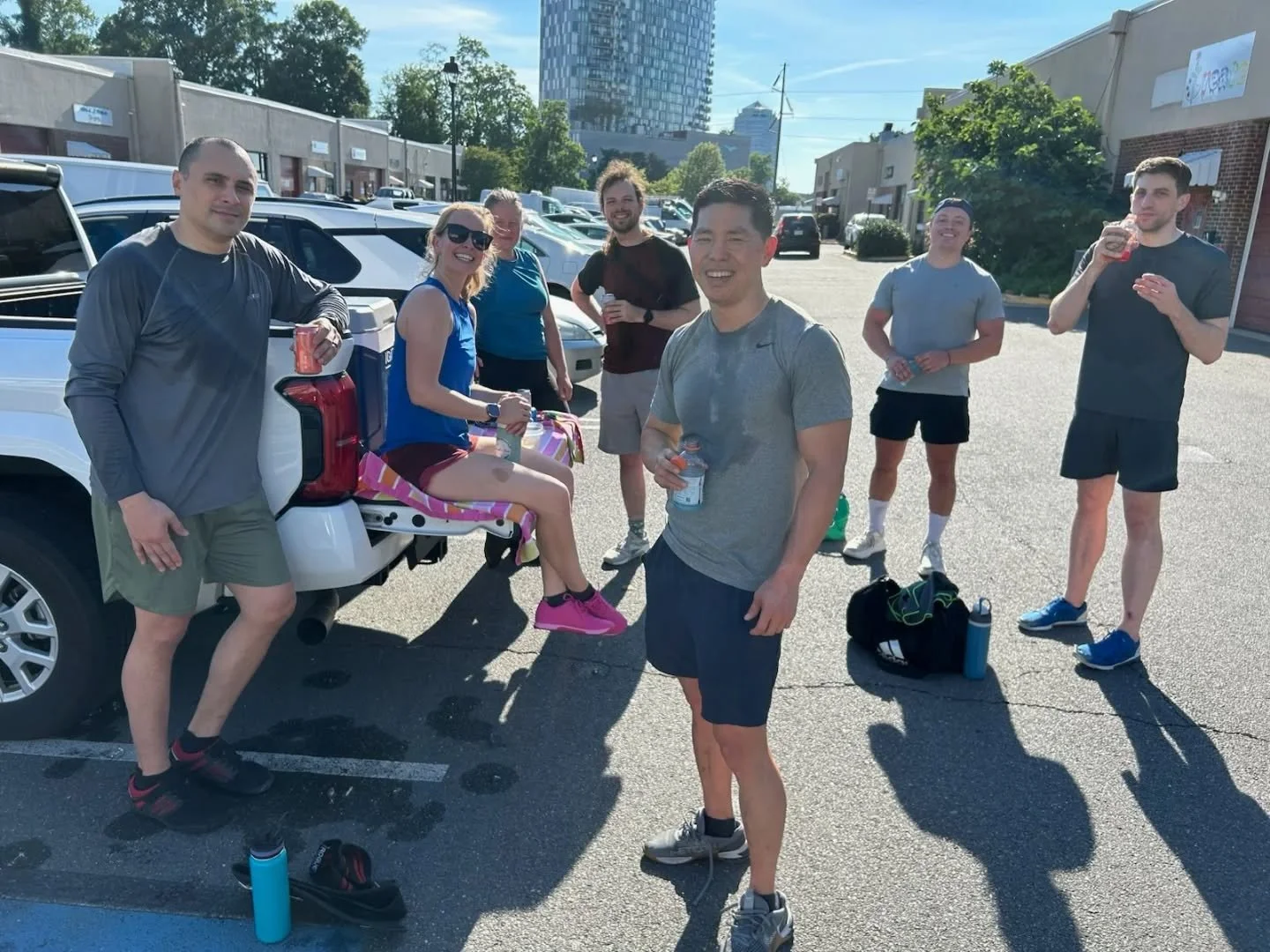 Warm nights, warmer friends 💙💚
.
Anyone can make up a workout, we're here to help you look forward to coming back
.
#tyonsva #communityfitness