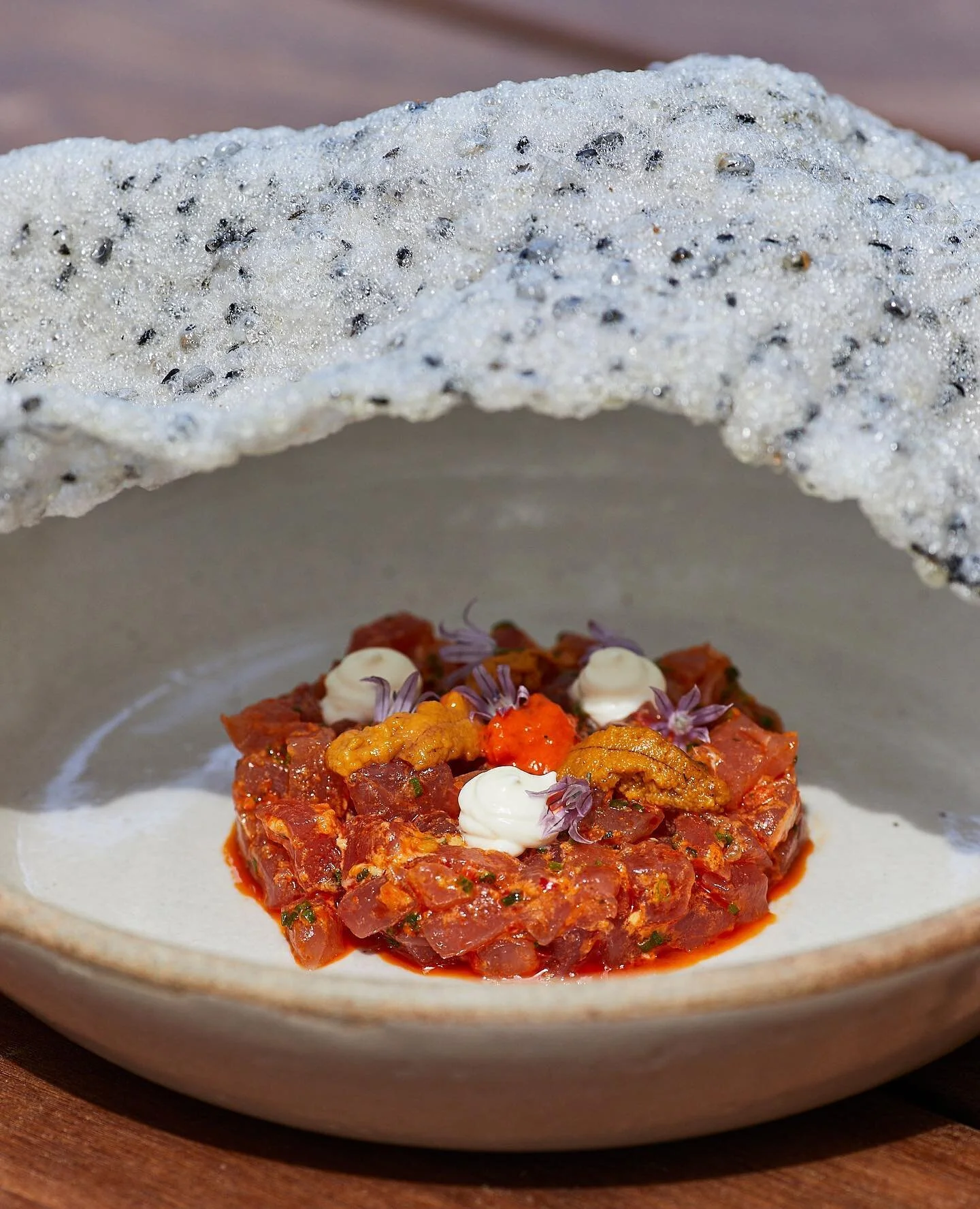 peak-a-boo, weekend is that you?👀 
🍴: tuna tartare with uni, dijon aioli &amp; a rice chicharron
📸 by @elizabeth.cecil 
&bull;
#bostonfoodies #bostoneats #bostoneater #bostonfoodgram #bostonfoodguide #bostonfoodjournal #tunatartare #rawtuna #tunaf
