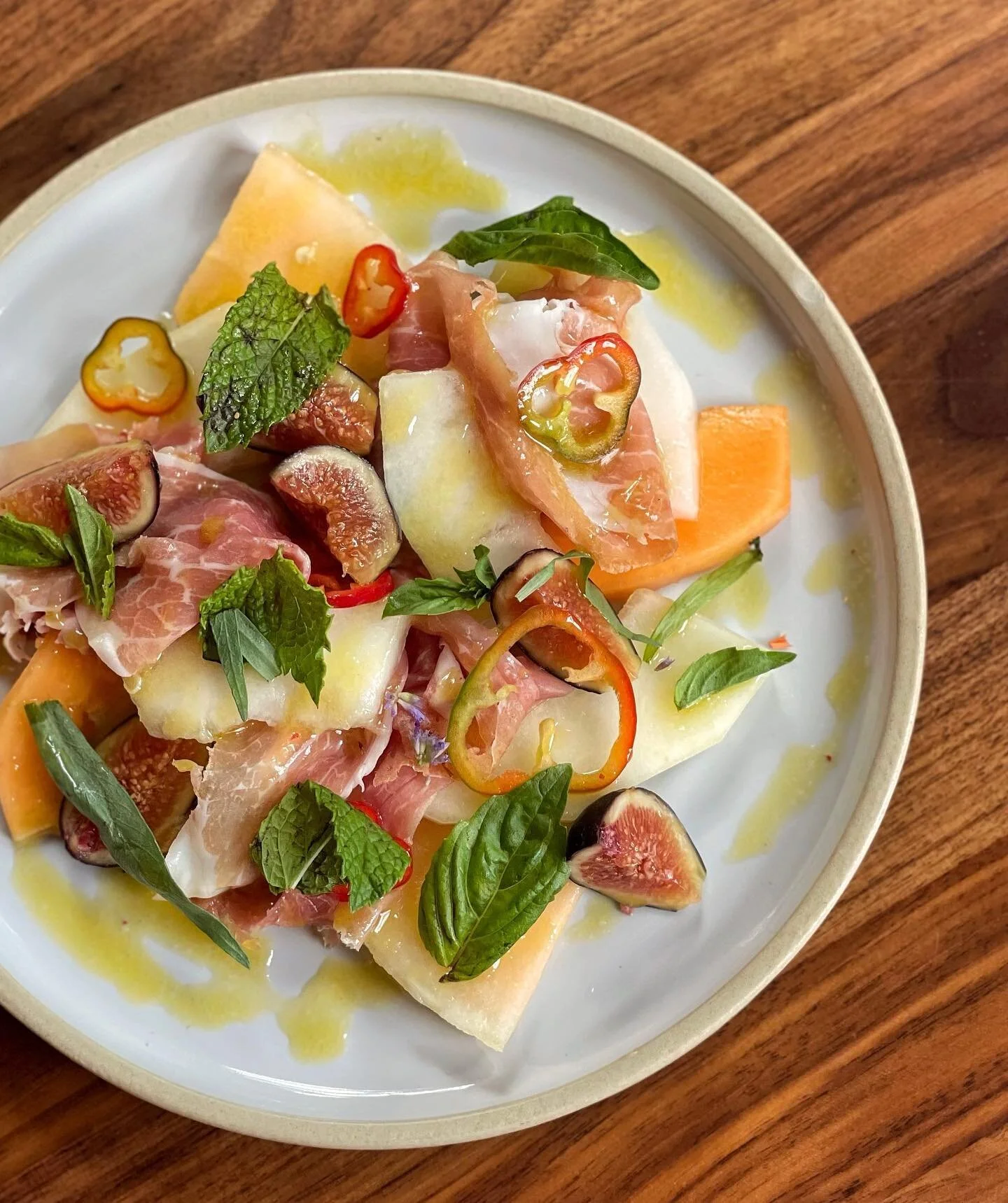 this salad is really figging good 🤤 NEW: heirloom melon salad with black mission figs, parma prosciutto, local herbs, and jimmy nardello peppers 🍈🌶
&bull;
#bostonfoodies #bostoneats #bostoneater #bostonfoodjournal #bostonfoodgram #bostonfood #bost