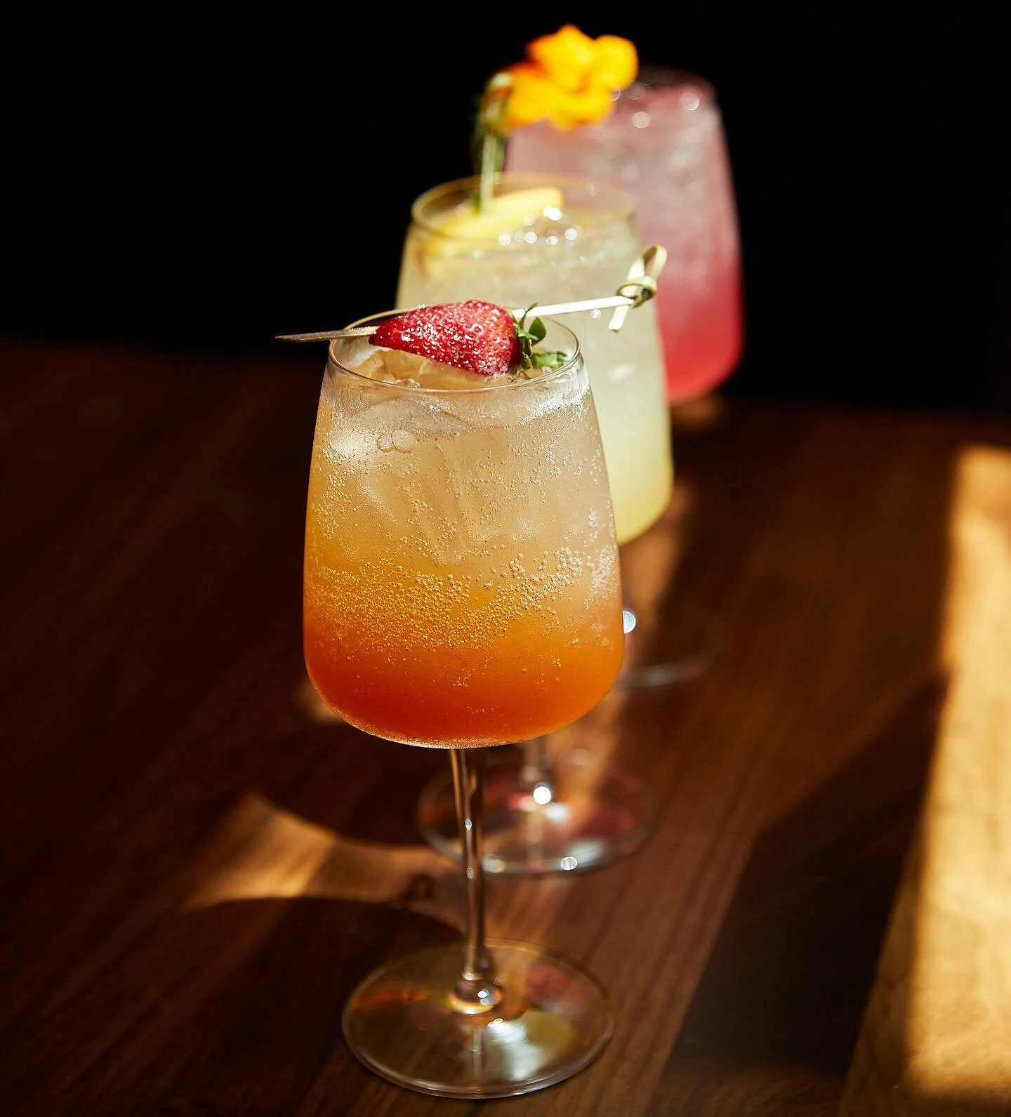 can&rsquo;t decide if we&rsquo;re excited about fall coming or sad about summer ending, so we&rsquo;re just going to stop thinking and start sipping 🍹🍷
📸: @elizabeth.cecil 
&bull;
#bostonbar #bostoncocktails #bostonfoodies #bostoneats #bostoneater