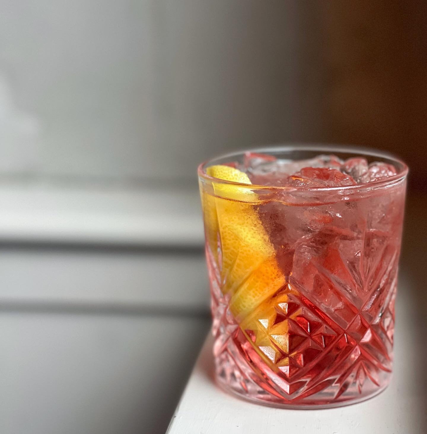 boston may have banned h*ppy h*ur but they can&rsquo;t stop us from having negroni hour 🥃
&bull;
#bostonfoodies #bostonbars #bostonfoodjournal #bostonfoodgram #cocktailbars #negronitime #negroniweek #negronilovers #negronicocktail #negronioclock #ro