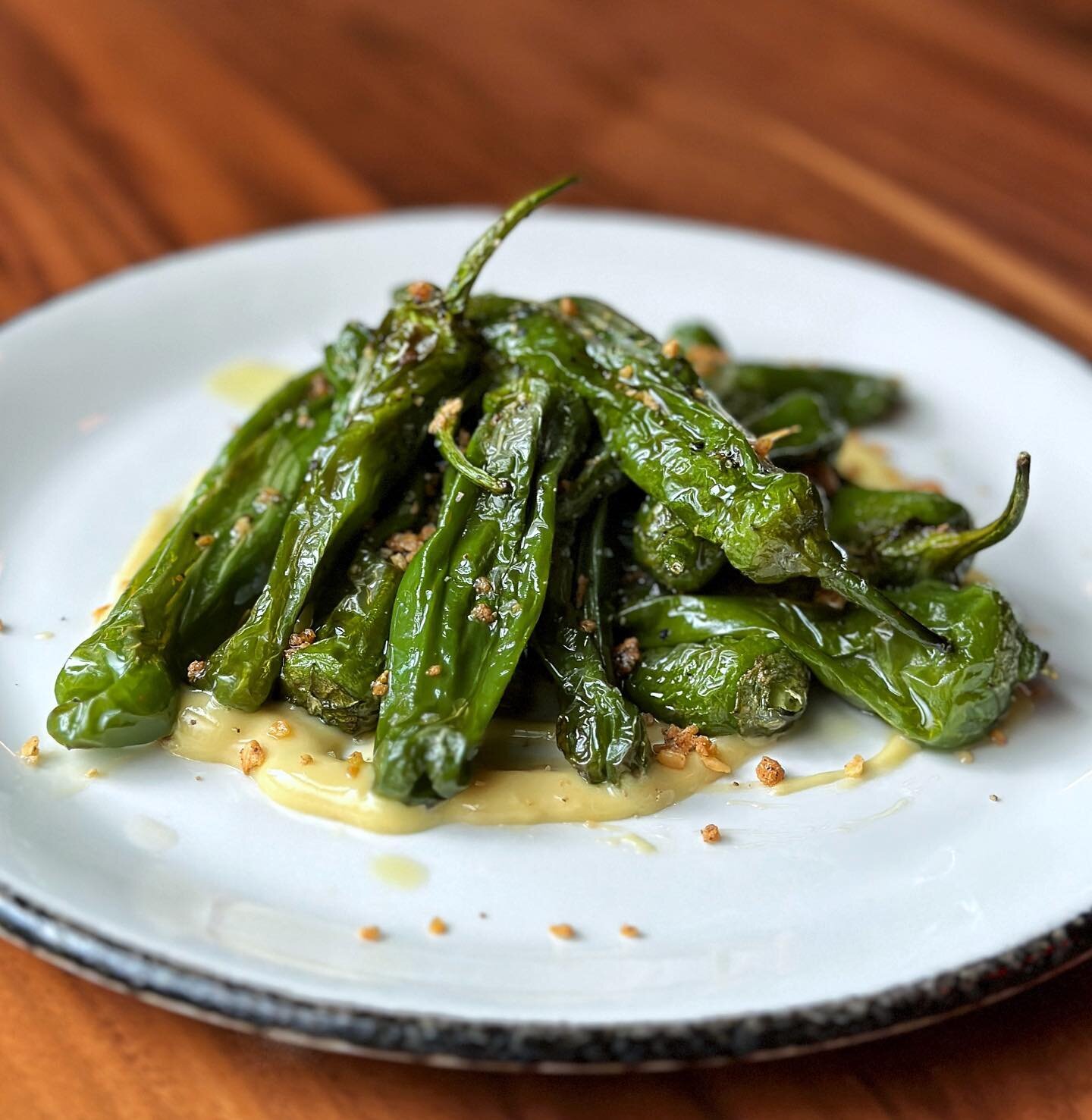 SHEEH these shishitos are the 💣 pan roasted &amp; served with garlic aioli and sherry vinegar 🫑
&bull;
#bostonfoodies #bostoneats #barsnacks #barsnack #barfood #speakeasybar #bostonbar #naturalwinebar #naturalwineboston #naturalwines #naturalwinesh