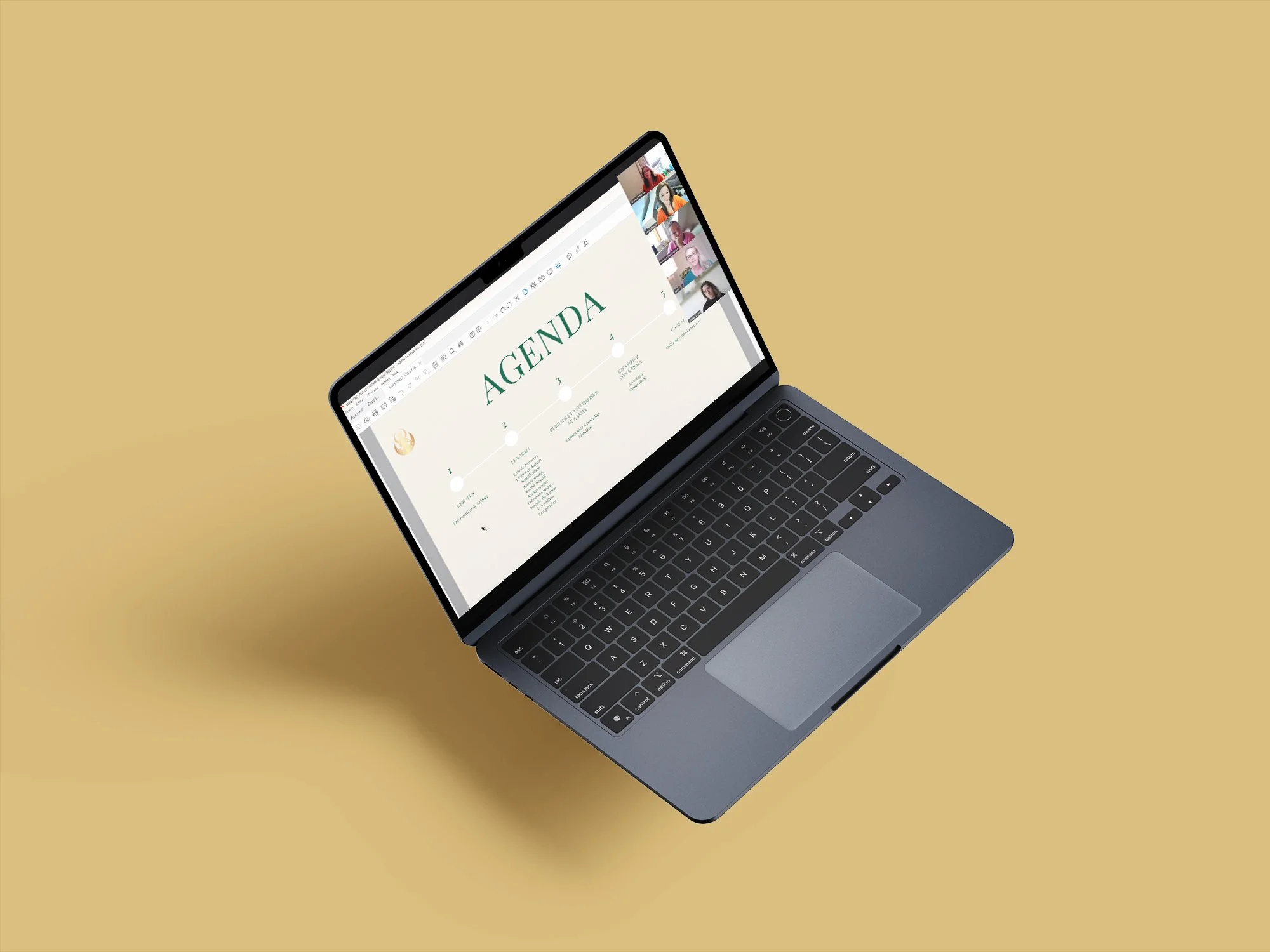 Ordinateur portable avec écran affichant un agenda et des vignettes de vidéoconférence, sur fond beige.