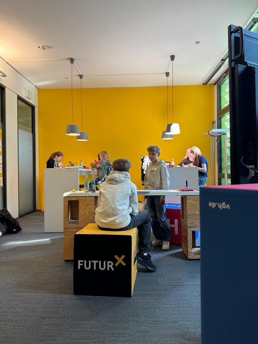 📢 Zukunftstag 2025: Unsere jungen Erfinder*innen am Werk! 🤖✨

In diesem Mini-DesignThinking-Workshop haben die kreativen K&ouml;pfe &uuml;berlegt: Welche Herausforderungen gibt es in ihrem Alltag? Wo k&ouml;nnte ein Roboter wirklich helfen?

💡 Nac