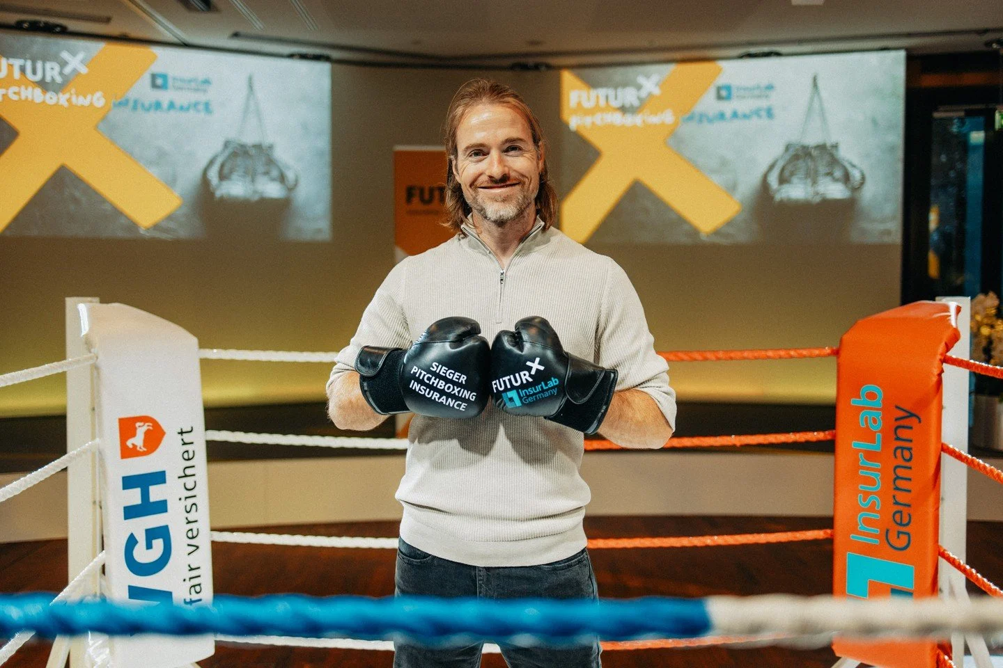 🥊 PitchBoXing Insurance 2025 - Ring frei f&uuml;r Innovation! 🥊

Gespannte Stimmung und geballte Innovationskraft bei den Startups: Beim diesj&auml;hrigen PitchBoXing Insurance 2025 in Hannover haben acht junge Unternehmen mutig den Schritt in den 