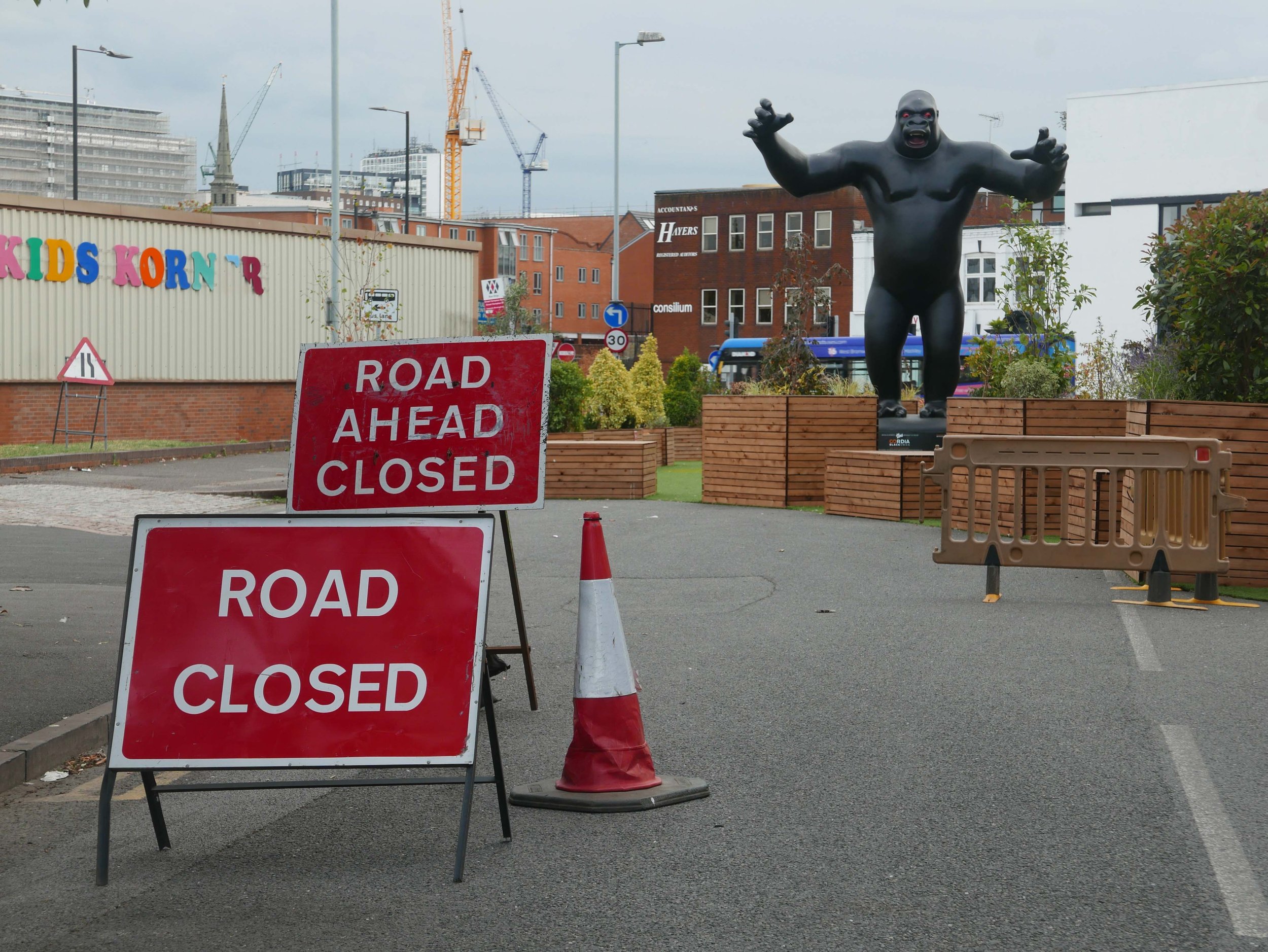 King Kong blocking the road, Great Hampton Row, Jewellery Quarter, Birmingham 220901.jpg