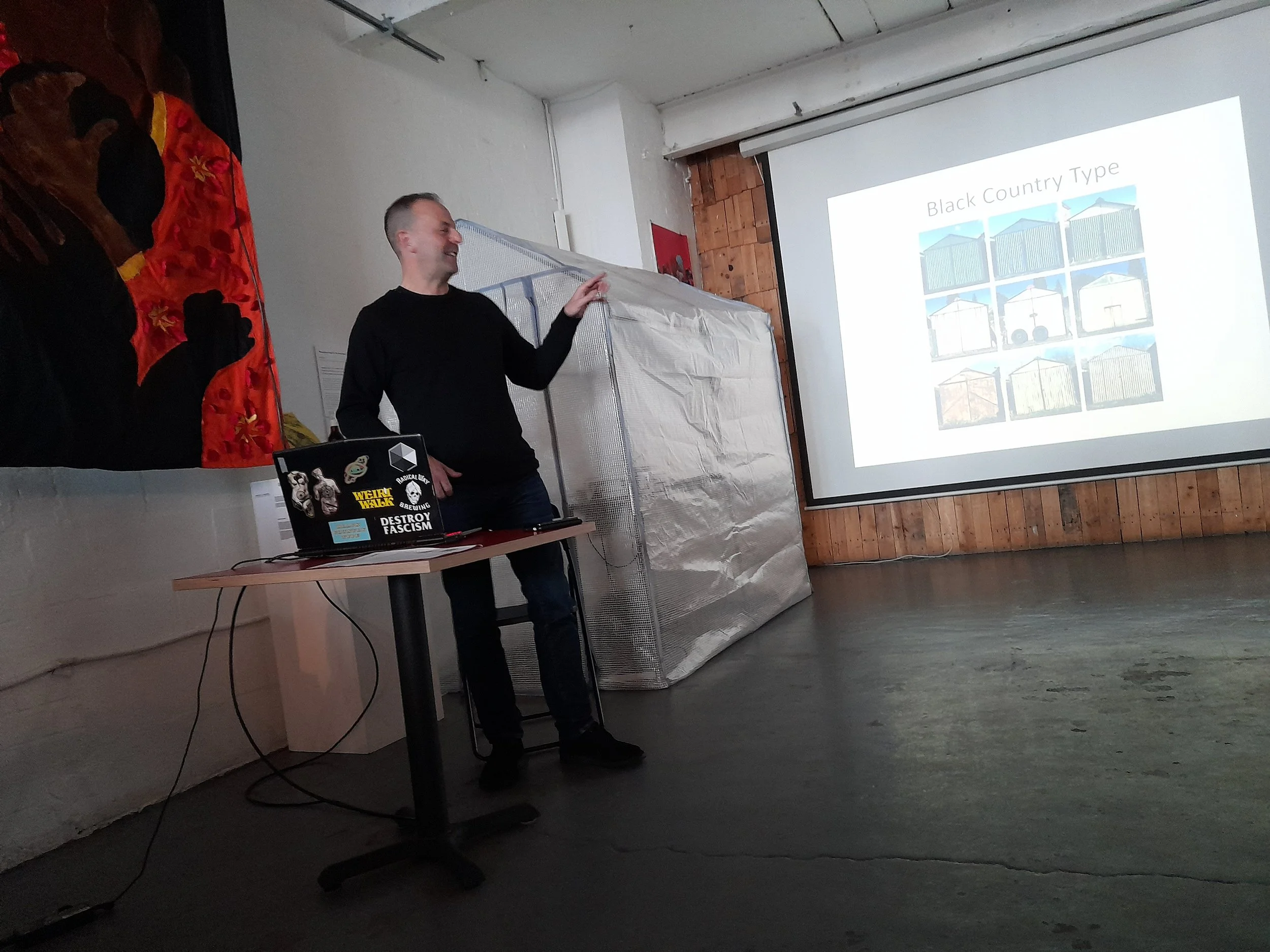 Tom Hicks giving a short talk/ slide show about his approach to photography before the start of the photowalk