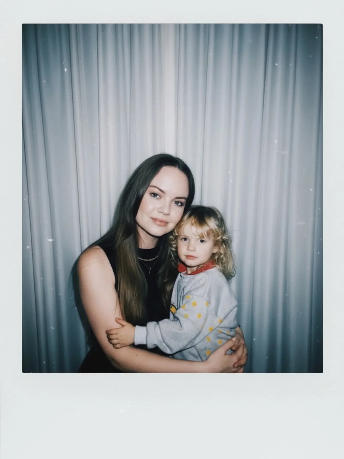 Habt ihr auch diesen Mini Me Trend mitgemacht mit Nano Banana von der Gemini Ki? 😍

Wie s&uuml;&szlig; ist das bitte, sein Kind-Ich zu umarmen?