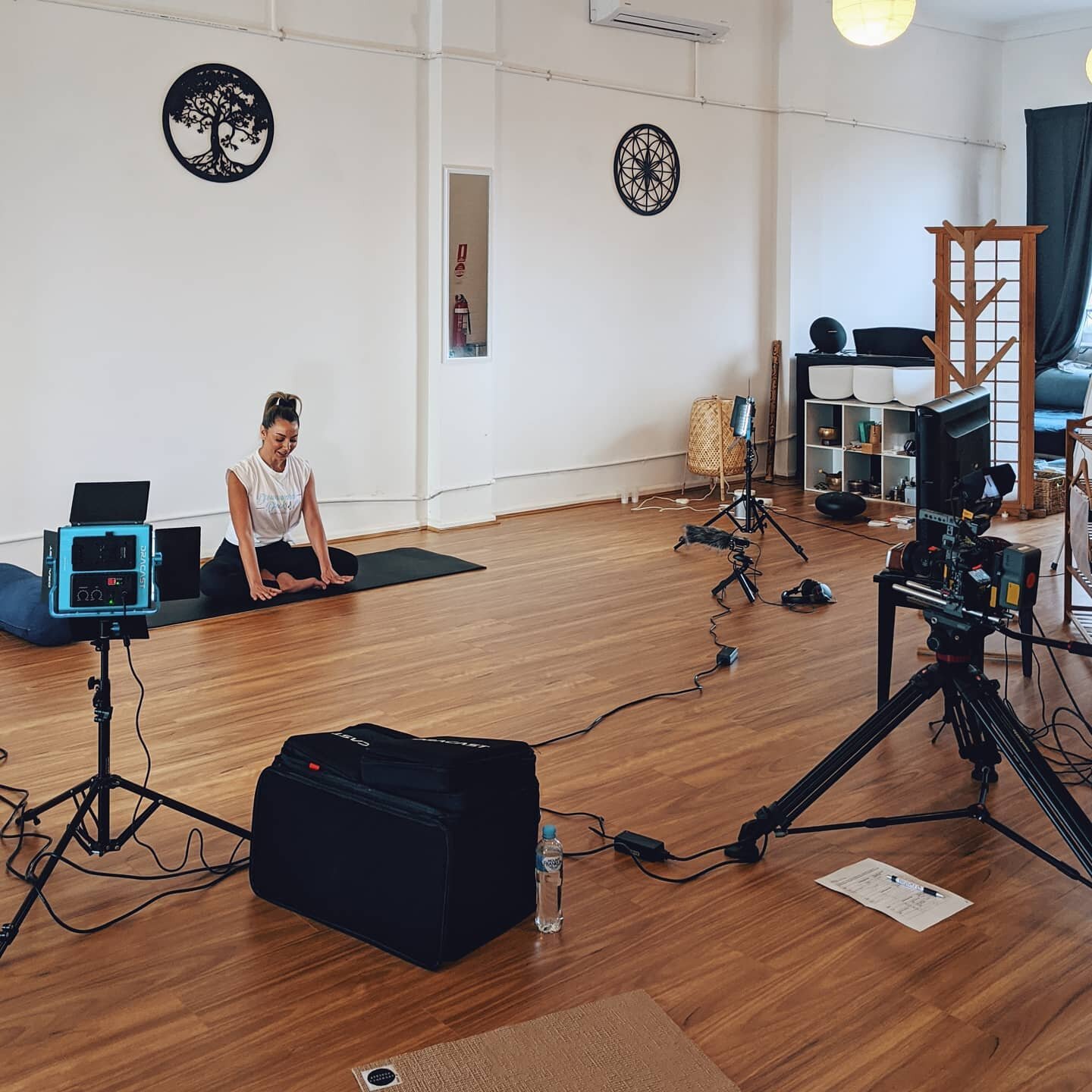 Always fun capturing some new insightful yoga practices for you to view at home, especially in these particular times. If you haven't checked them out before, @downwardduckandco are running live online classes along with some new videos coming soon ?