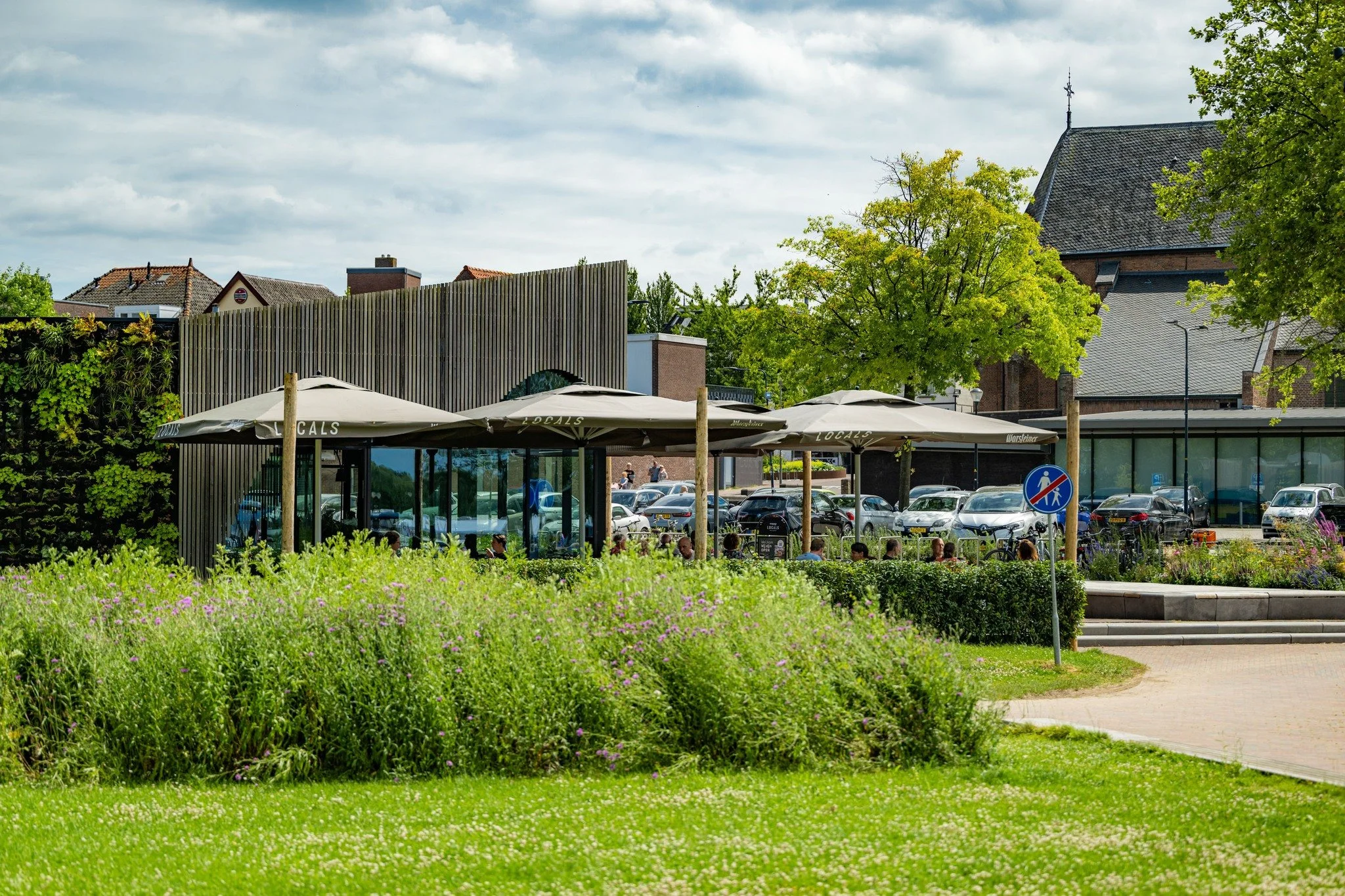 🎉 𝙶𝚎𝚕𝚍𝚎𝚛𝚖𝚊𝚕𝚜𝚎𝚗 𝚘𝚙 𝚍𝚎 𝚔𝚊𝚊𝚛𝚝! 🎉
Restaurant Locals is onderdeel van het project Lingeoever Geldermalsen, en we zijn trots dat dit project is genomineerd voor de Gelderse prijs voor ruimtelijke kwaliteit 2024! 💚
Maar nu hebben w