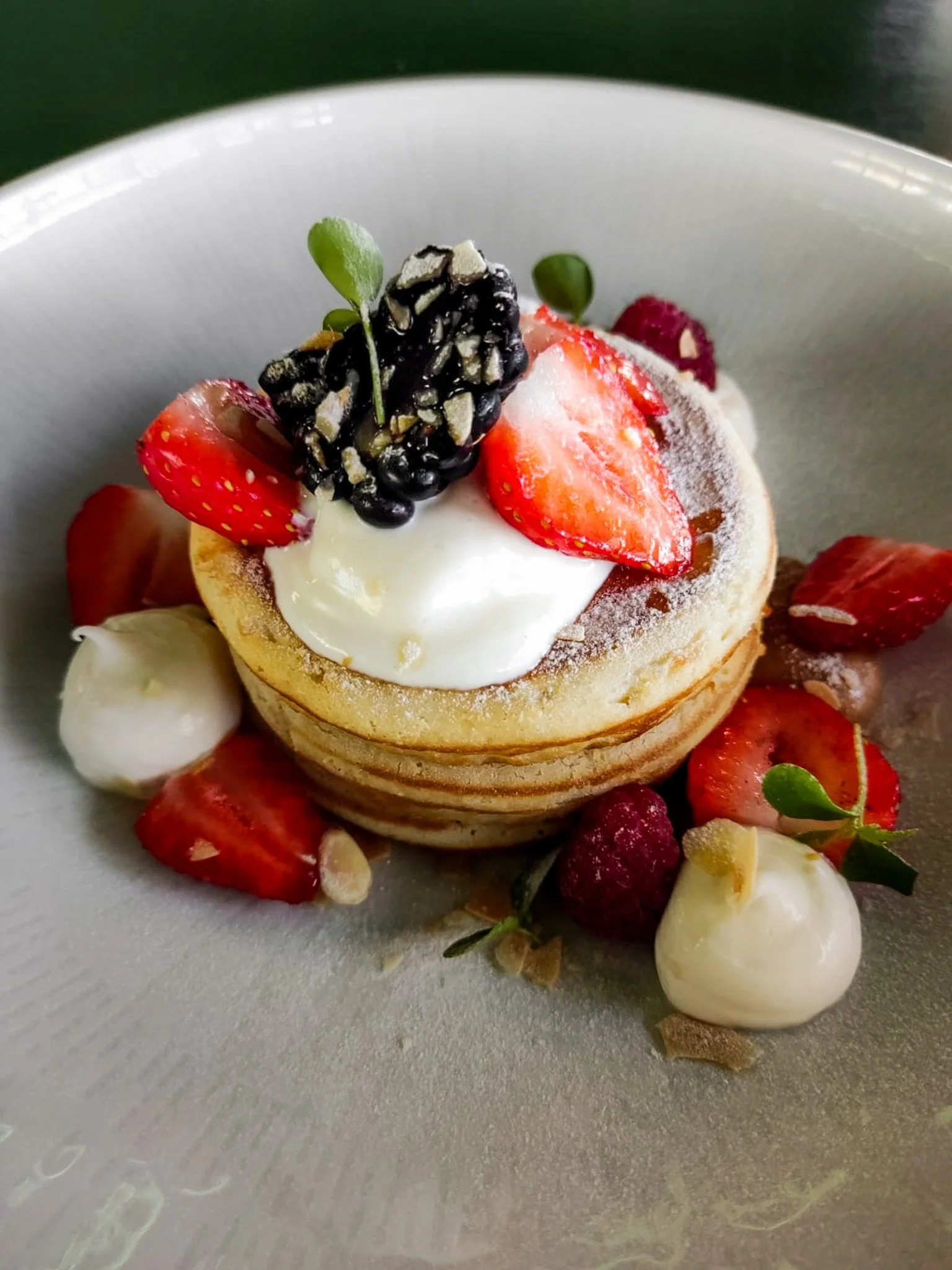 ✨ 𝚂𝚝𝚊𝚛𝚝 𝚓𝚎 𝚠𝚎𝚎𝚔𝚎𝚗𝚍 𝚐𝚘𝚎𝚍! ✨ Onze heerlijke American pancakes met dulce de leche, hangop en vers roodfruit van Zachtfruitkwekerij van As zijn de perfecte traktatie voor deze zaterdag! 🍓🥞 
Het mooiste en lekkerste uit de Betuwe, wel