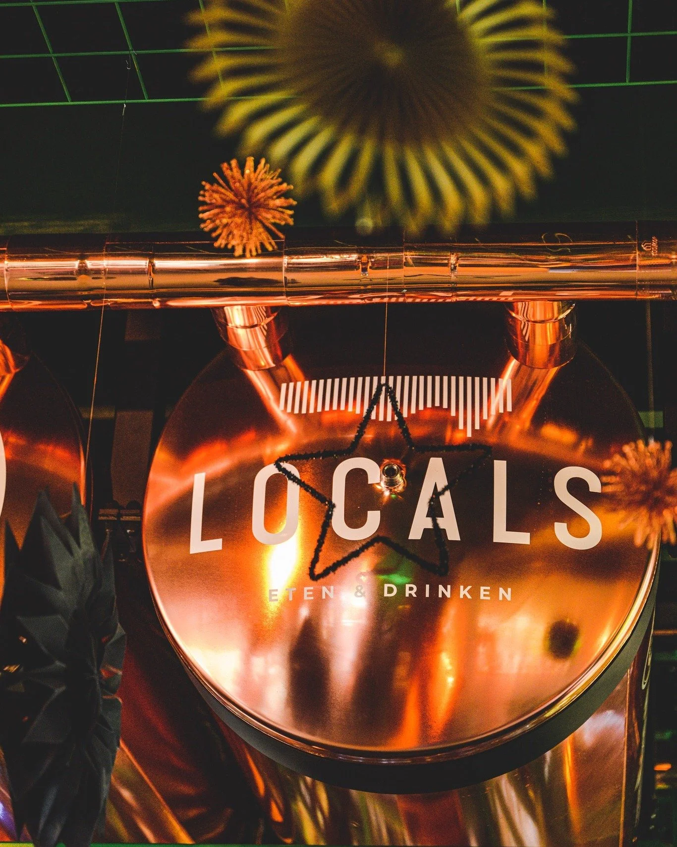 𝚅𝚛𝚒𝚓𝚖𝚒𝚋𝚘 𝚋𝚒𝚓 𝙻𝚘𝚌𝚊𝚕𝚜! 🍻
Het weekend inluiden doe je bij ons met een verse Warsteiner, rechtstreeks uit onze prachtige biertank! Kom gezellig langs voor een borrel, proost met vrienden en geniet van de relaxte sfeer.
Zien we je zo a